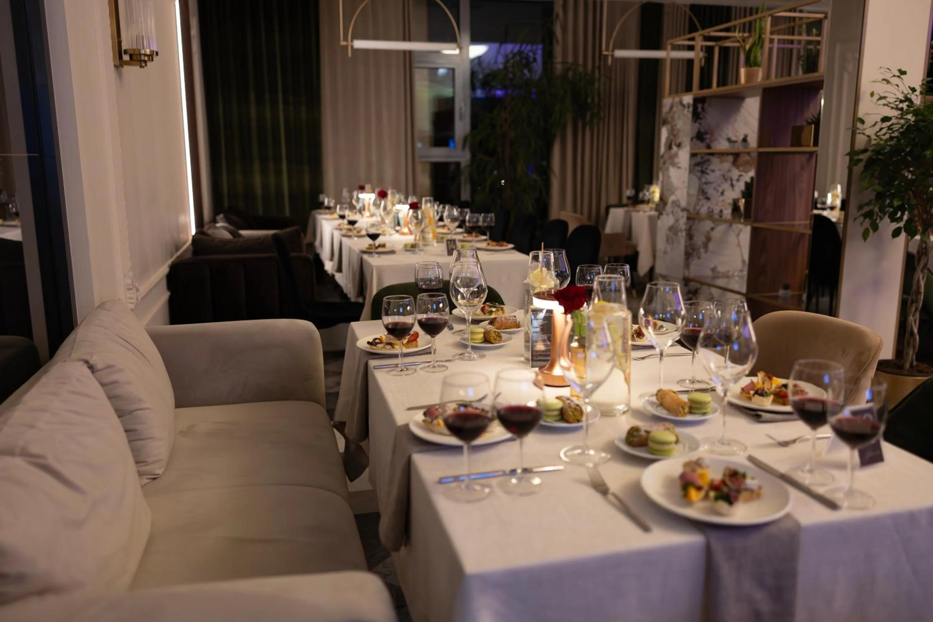 Restaurant/places to eat in Suncity Hotel & SPA