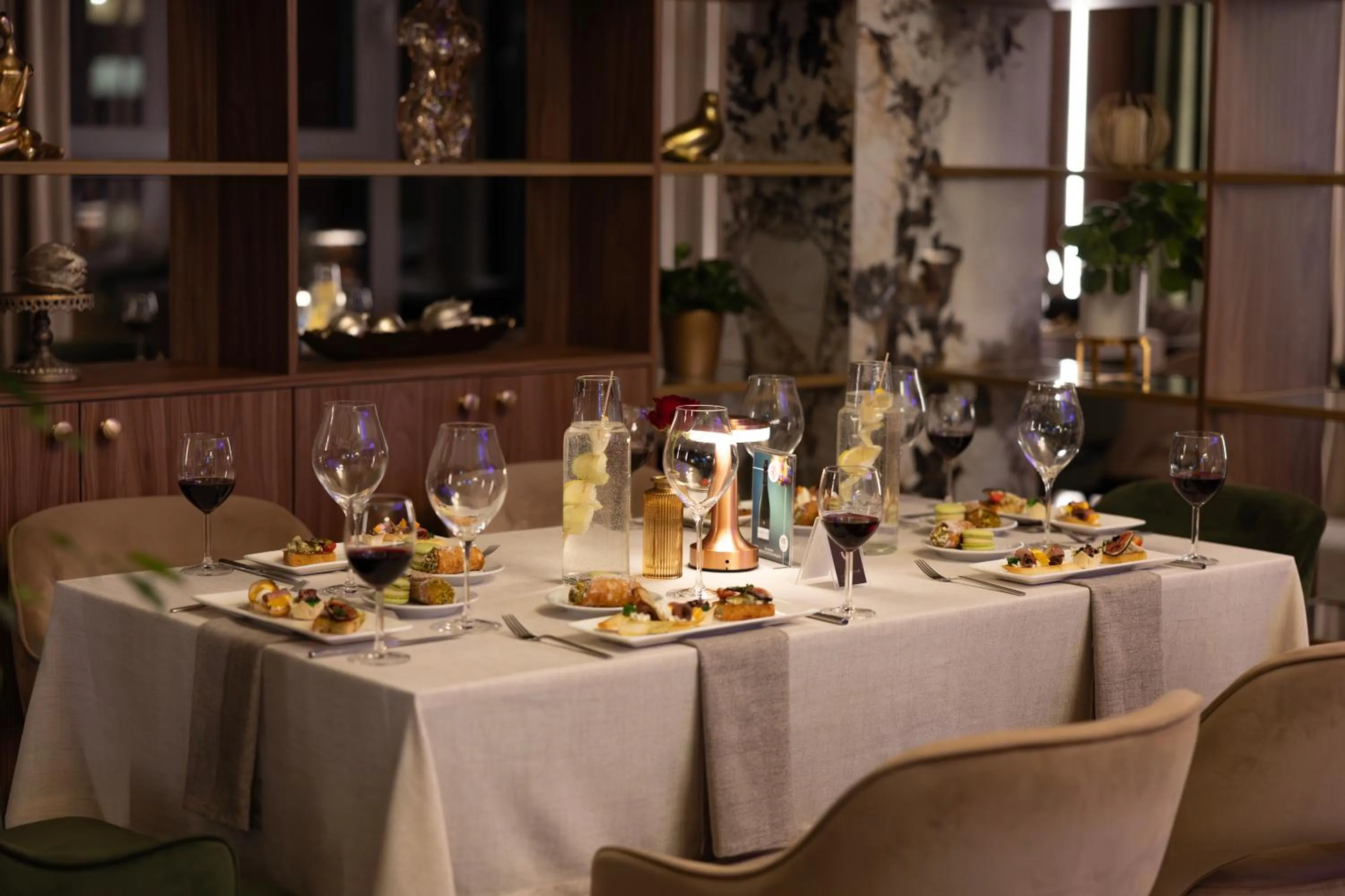 Restaurant/places to eat in Suncity Hotel & SPA