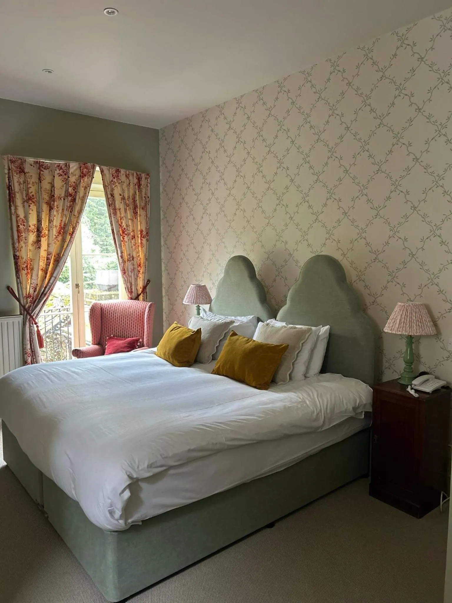 Bed in Ravenwood Hall Hotel