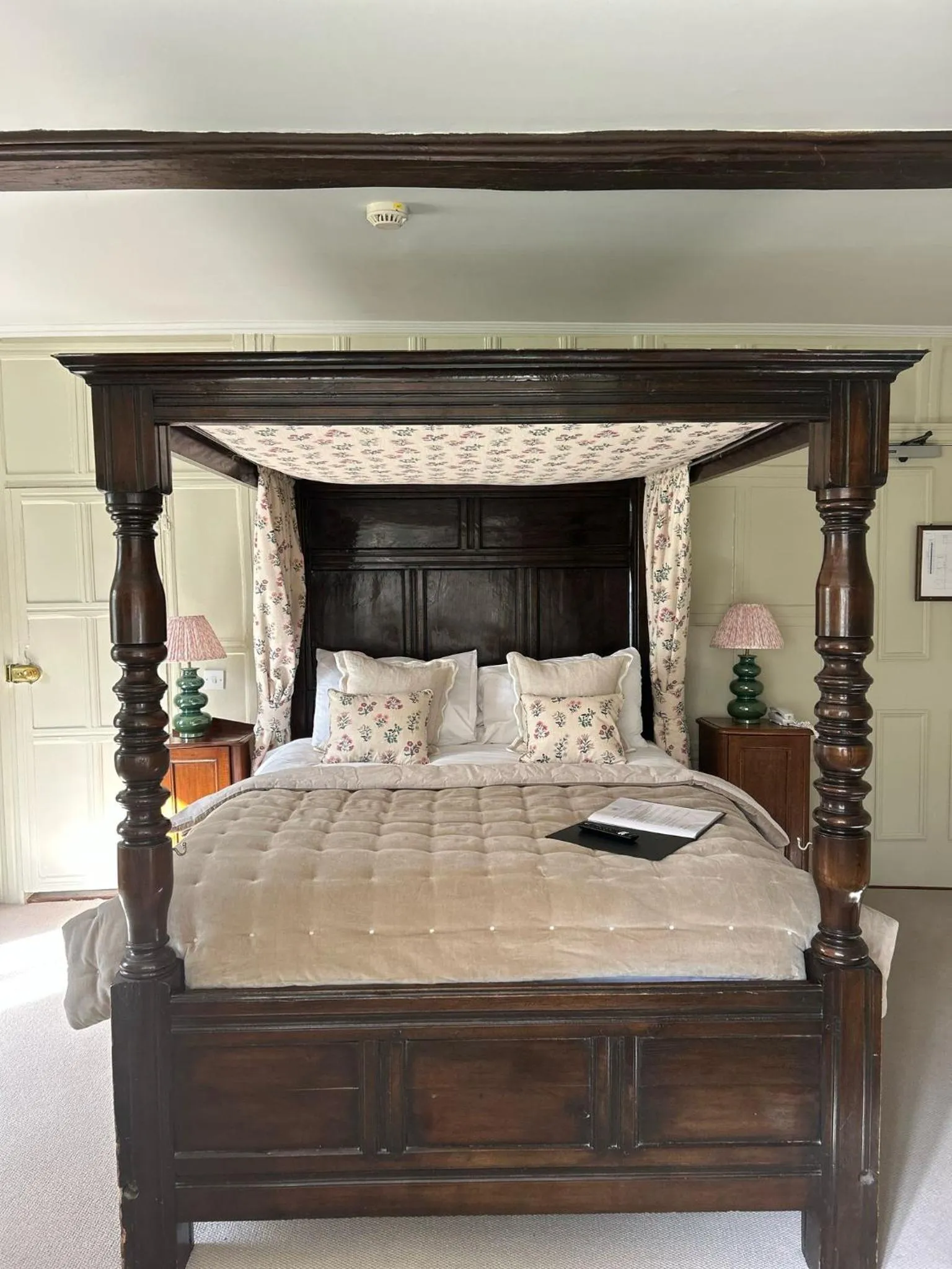 Bed in Ravenwood Hall Hotel