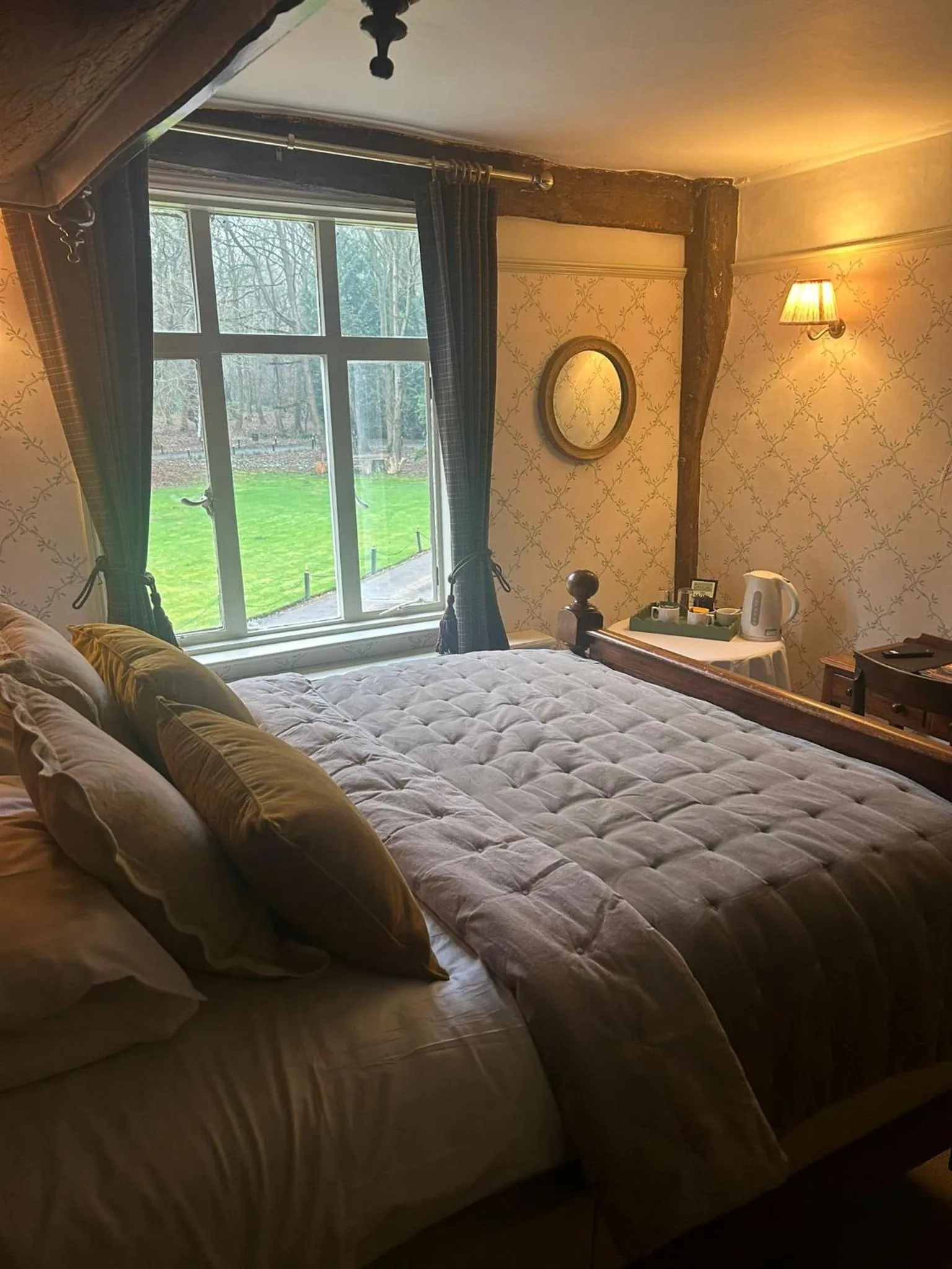 Bed in Ravenwood Hall Hotel