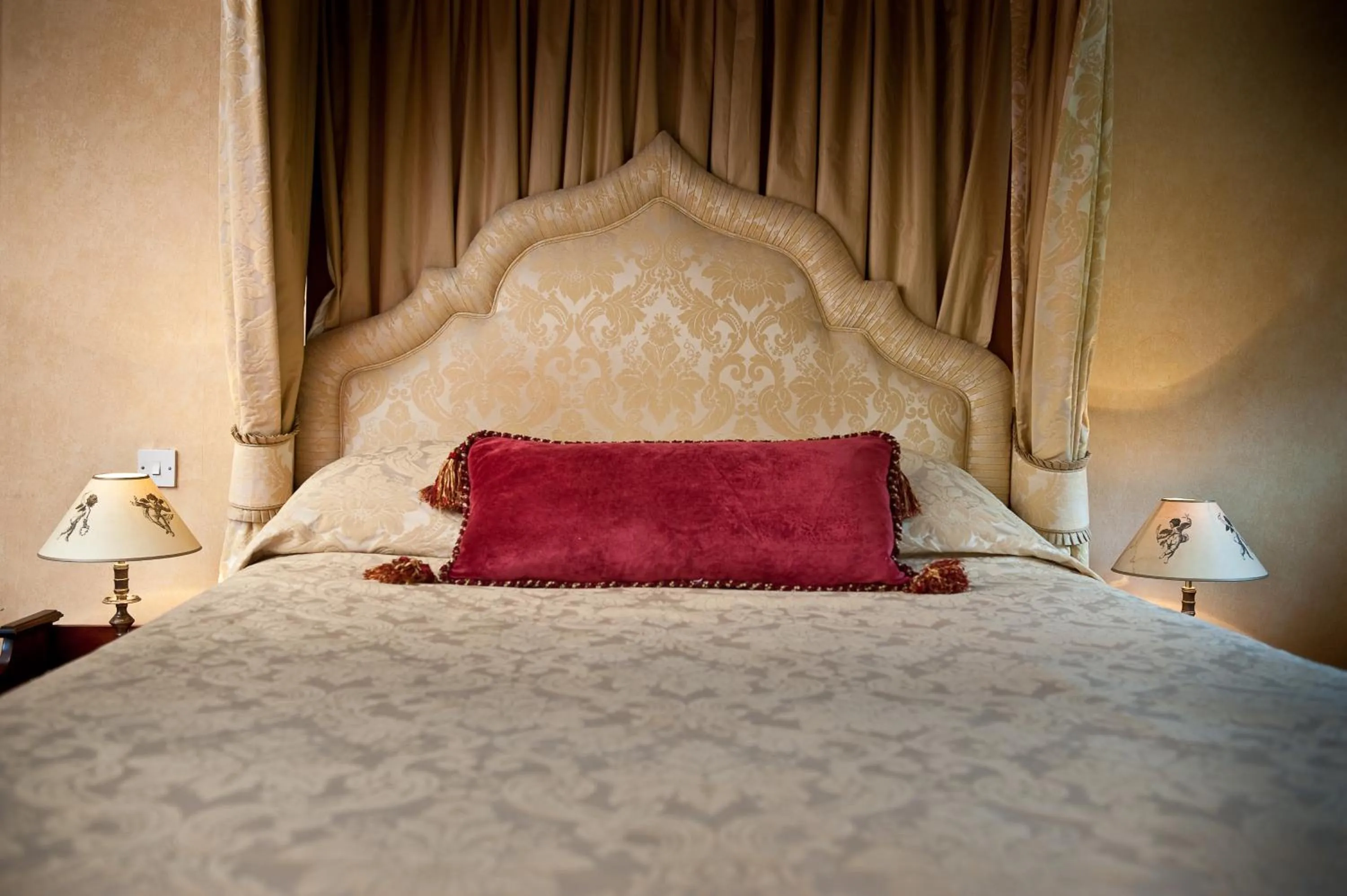 Ravenwood Hall Hotel