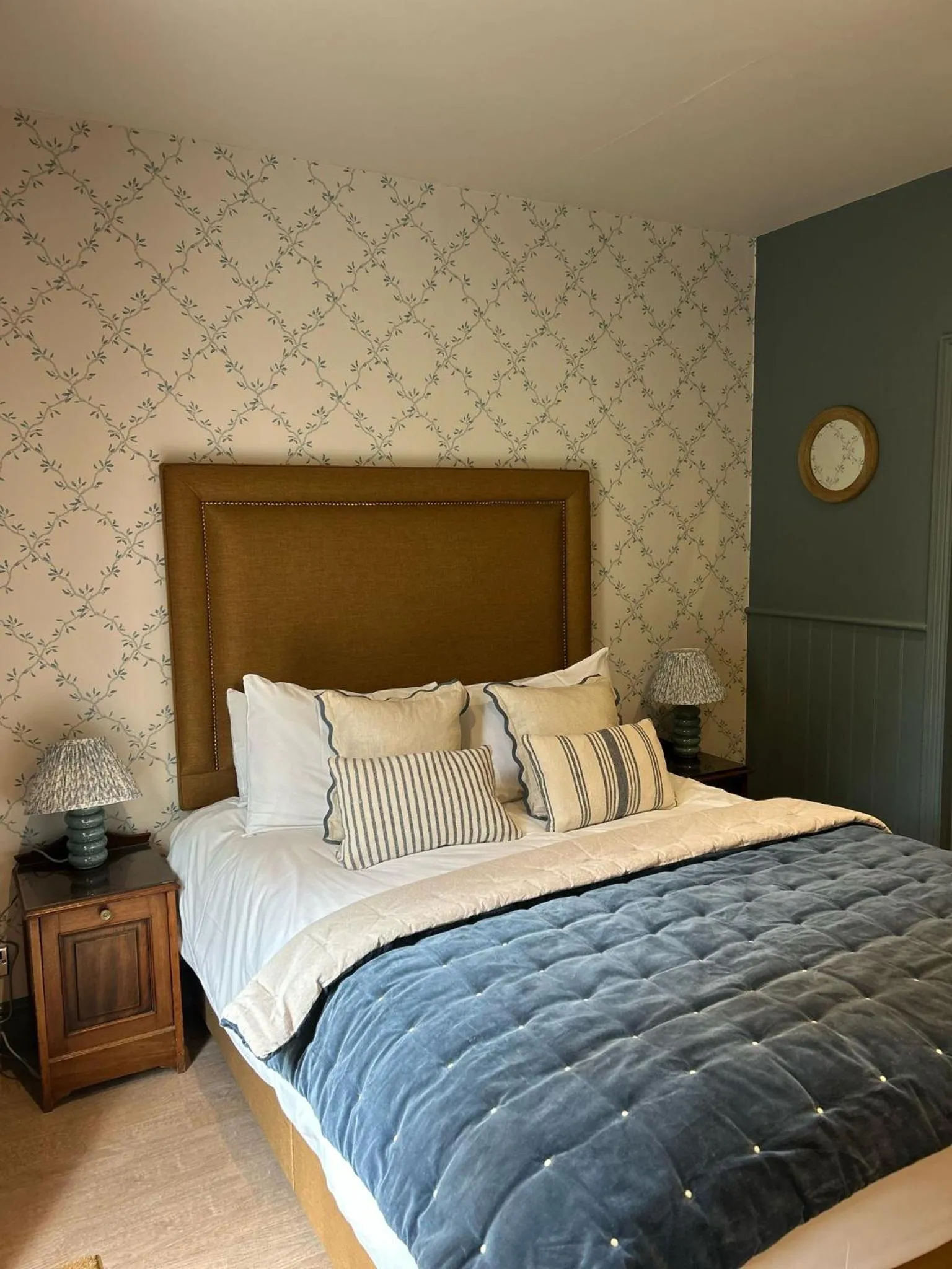 Bed in Ravenwood Hall Hotel