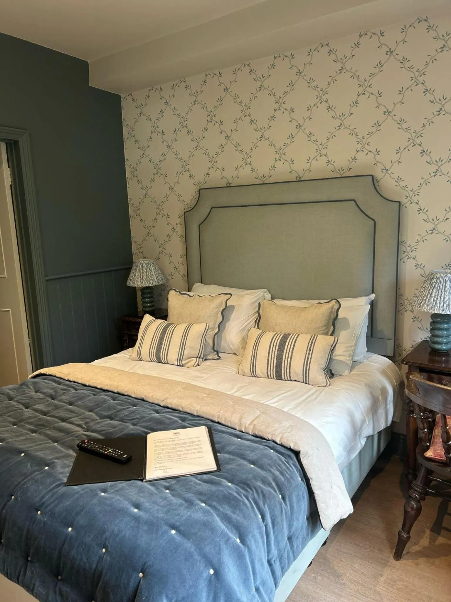 Bed in Ravenwood Hall Hotel