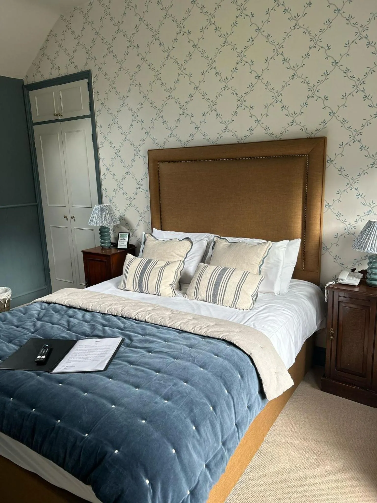 Bed in Ravenwood Hall Hotel