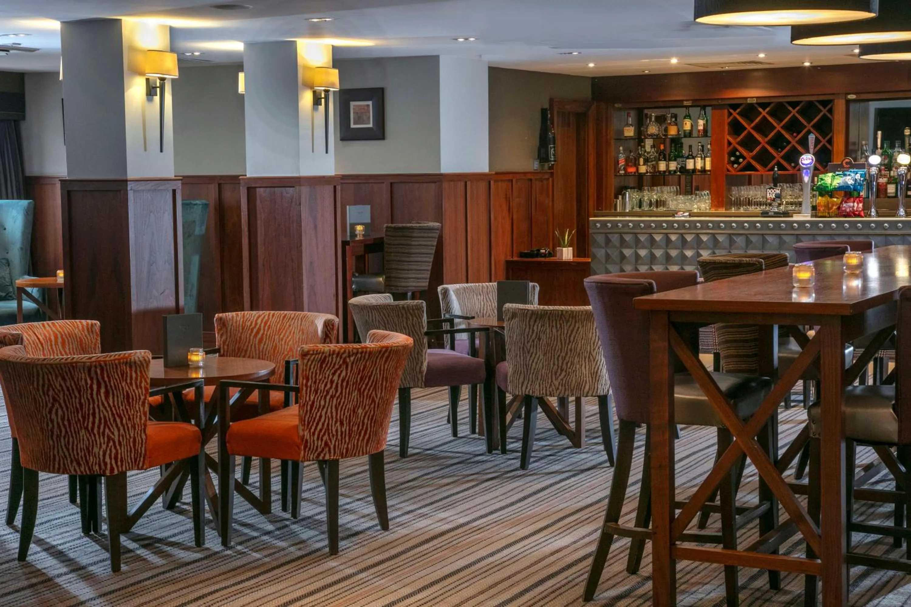 Lounge or bar in DoubleTree by Hilton Stratford-upon-Avon, United Kingdom