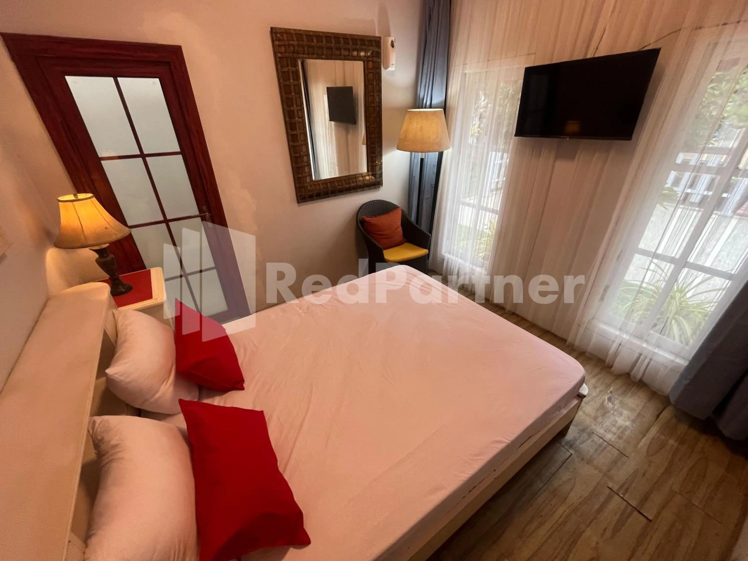 Bedroom, Bed in Villa Layar Selorejo Mitra RedDoorz