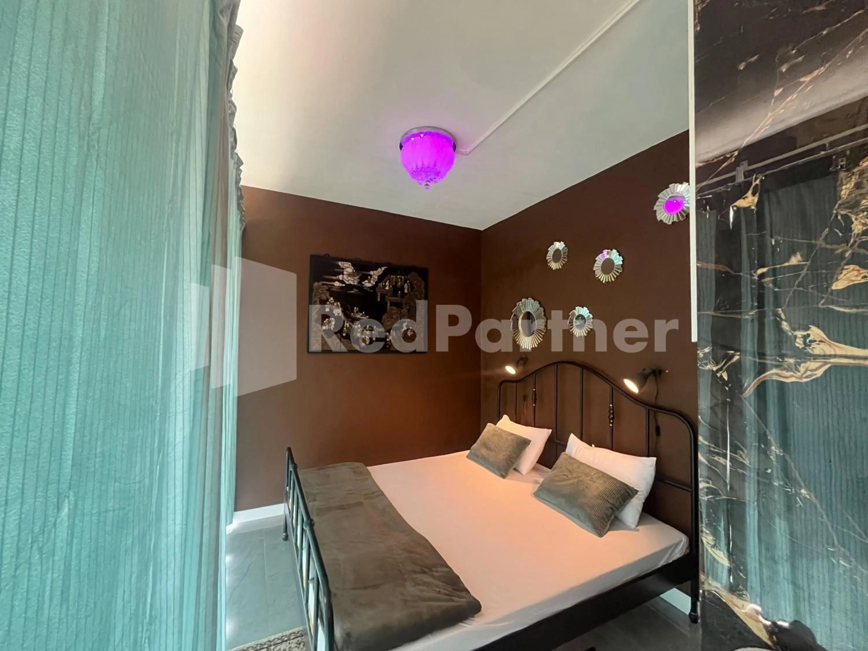 Bedroom, Bed in Villa Layar Selorejo Mitra RedDoorz