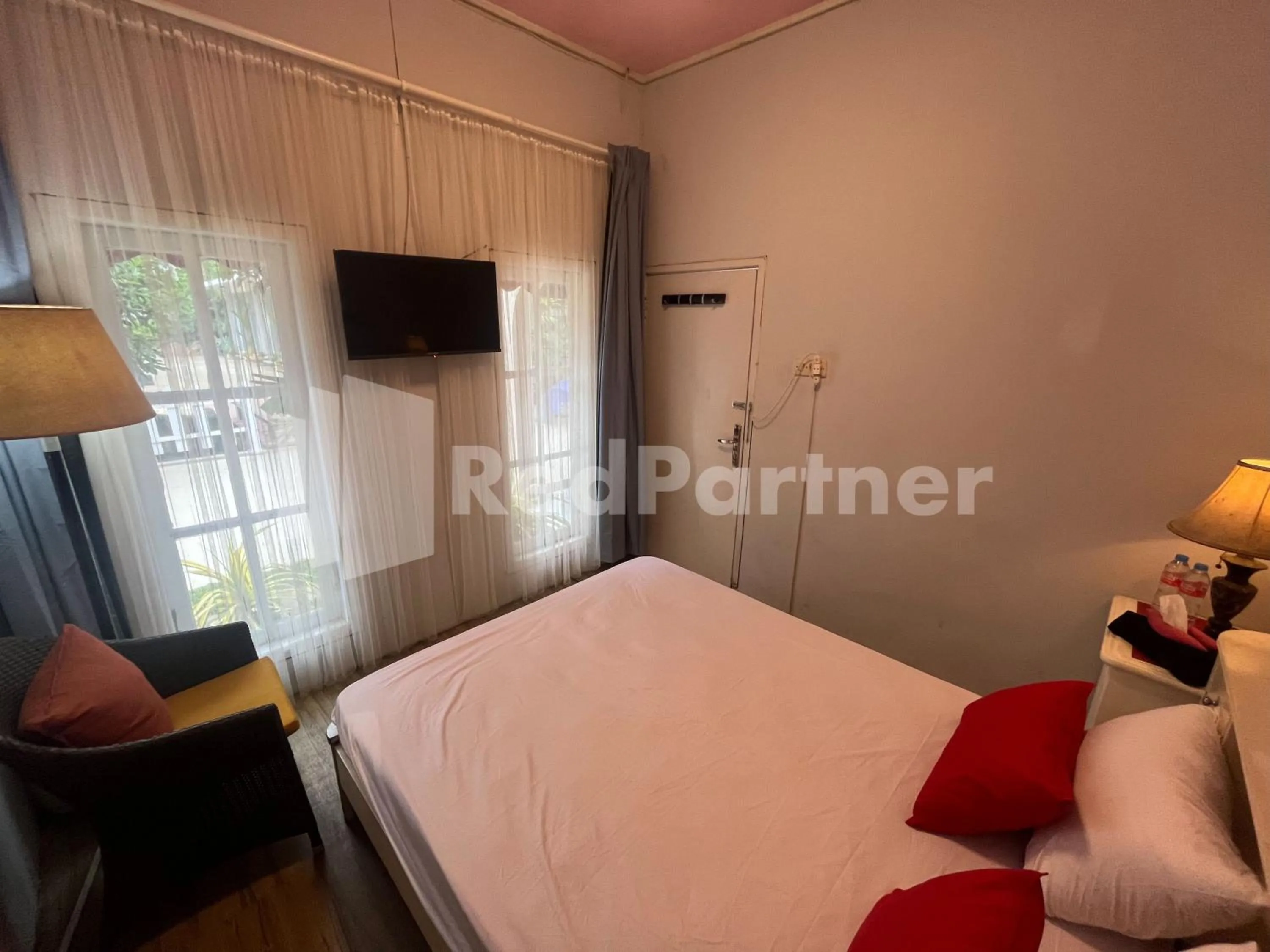 Bedroom, Bed in Villa Layar Selorejo Mitra RedDoorz