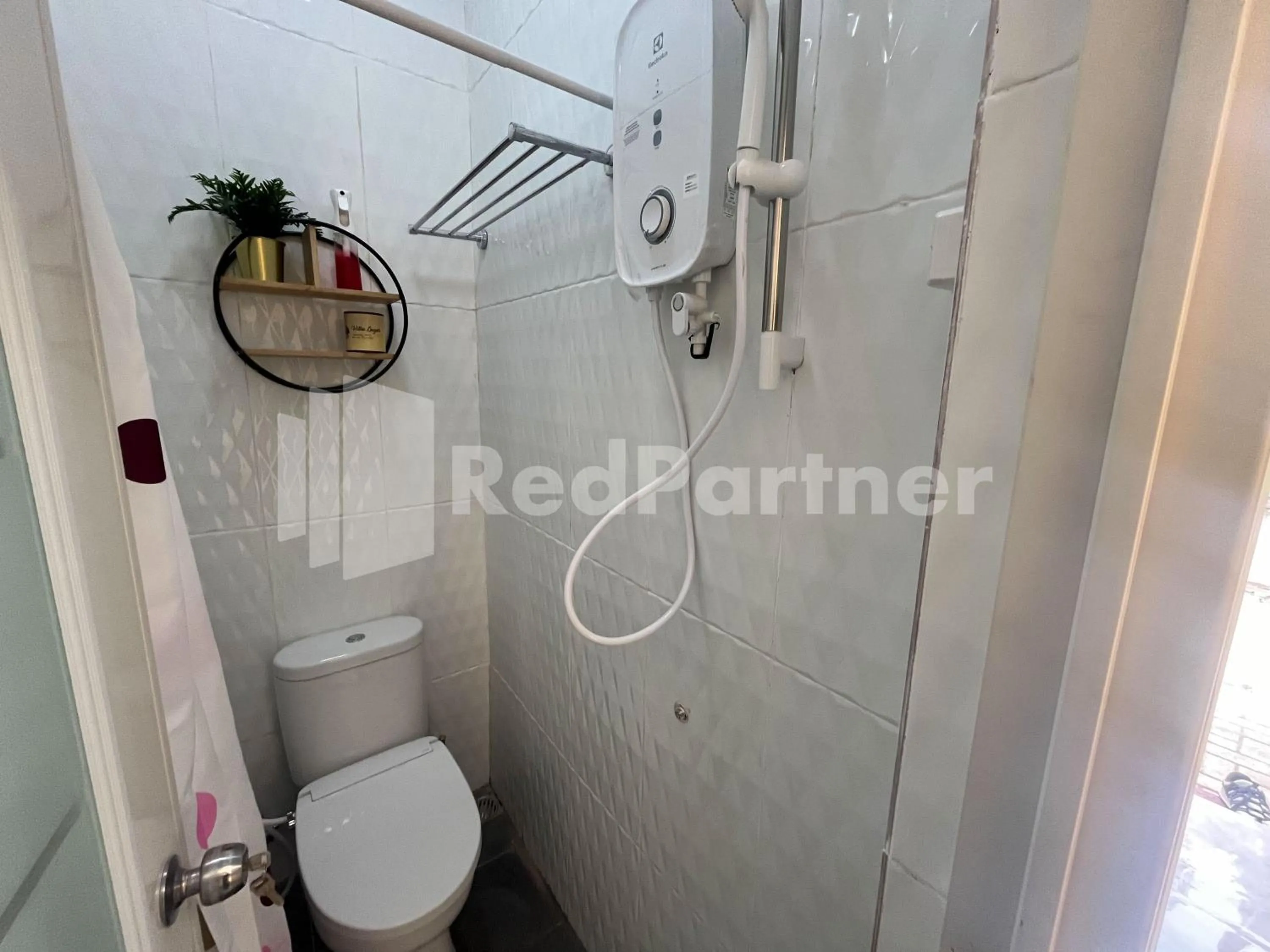 Bathroom in Villa Layar Selorejo Mitra RedDoorz