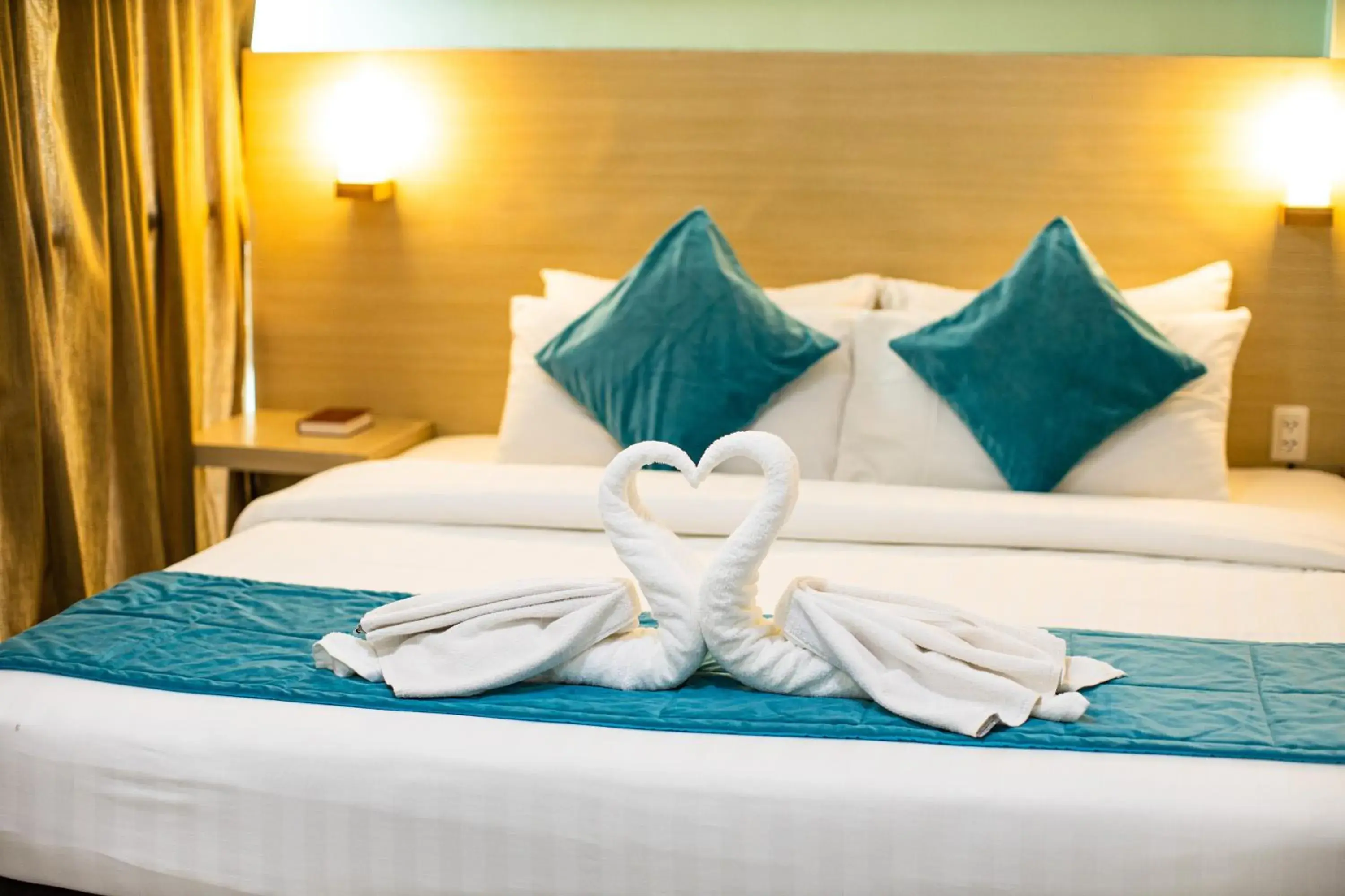 Deluxe Double Room in Holiday Suites Business District - formerly Empire Suites Hotel Deluxe Double Room in Holiday Suites Business District - formerly Empire Suites Hotel