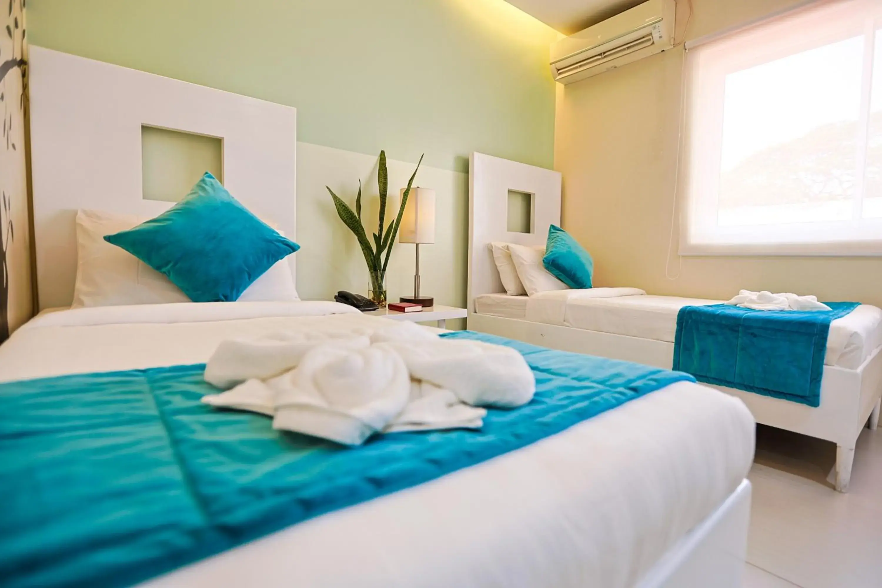 Bed in Holiday Suites Business District - formerly Empire Suites Hotel Bed in Holiday Suites Business District - formerly Empire Suites Hotel