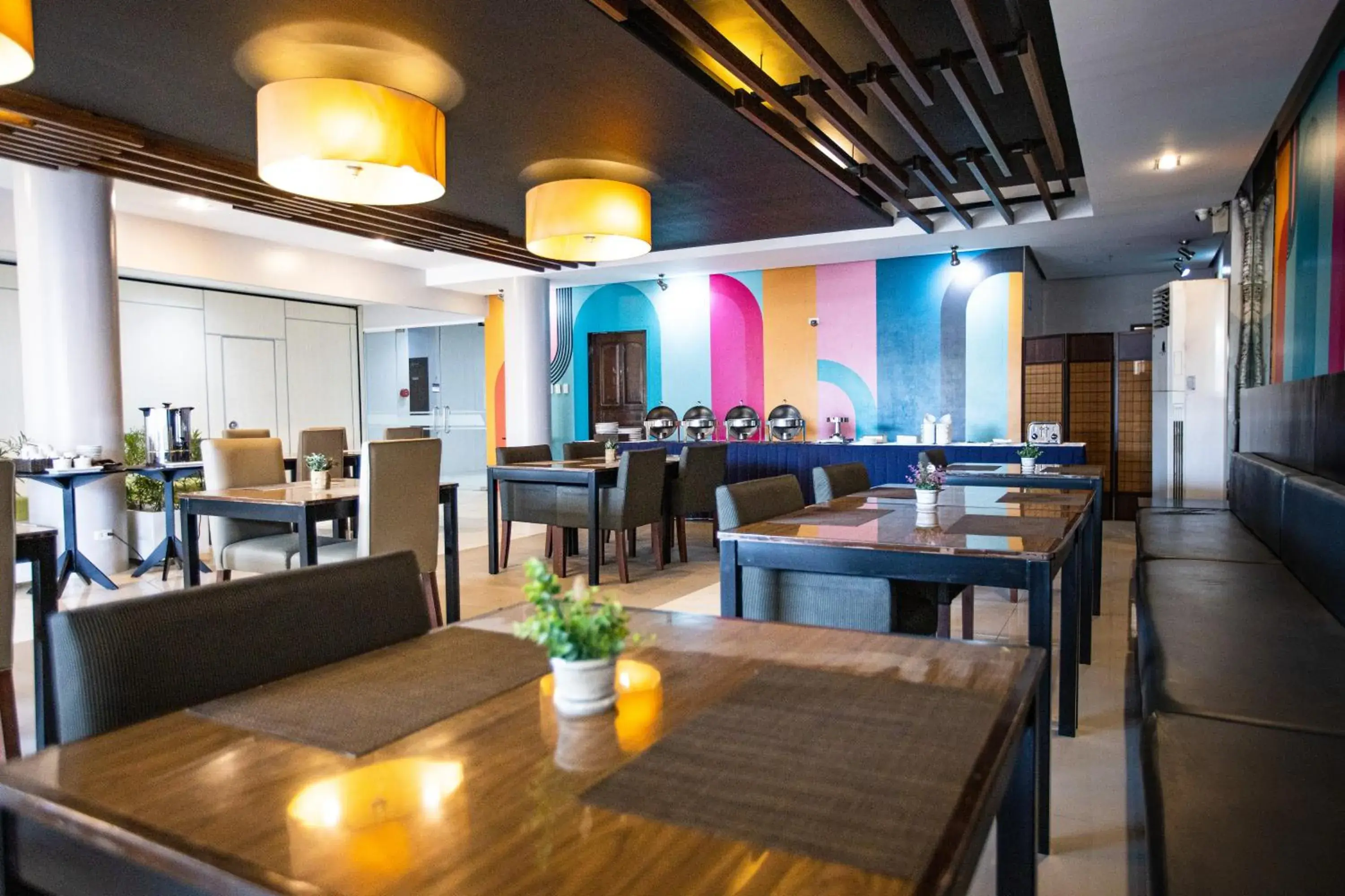 Restaurant/places to eat in Holiday Suites Business District - formerly Empire Suites Hotel Restaurant/places to eat in Holiday Suites Business District - formerly Empire Suites Hotel