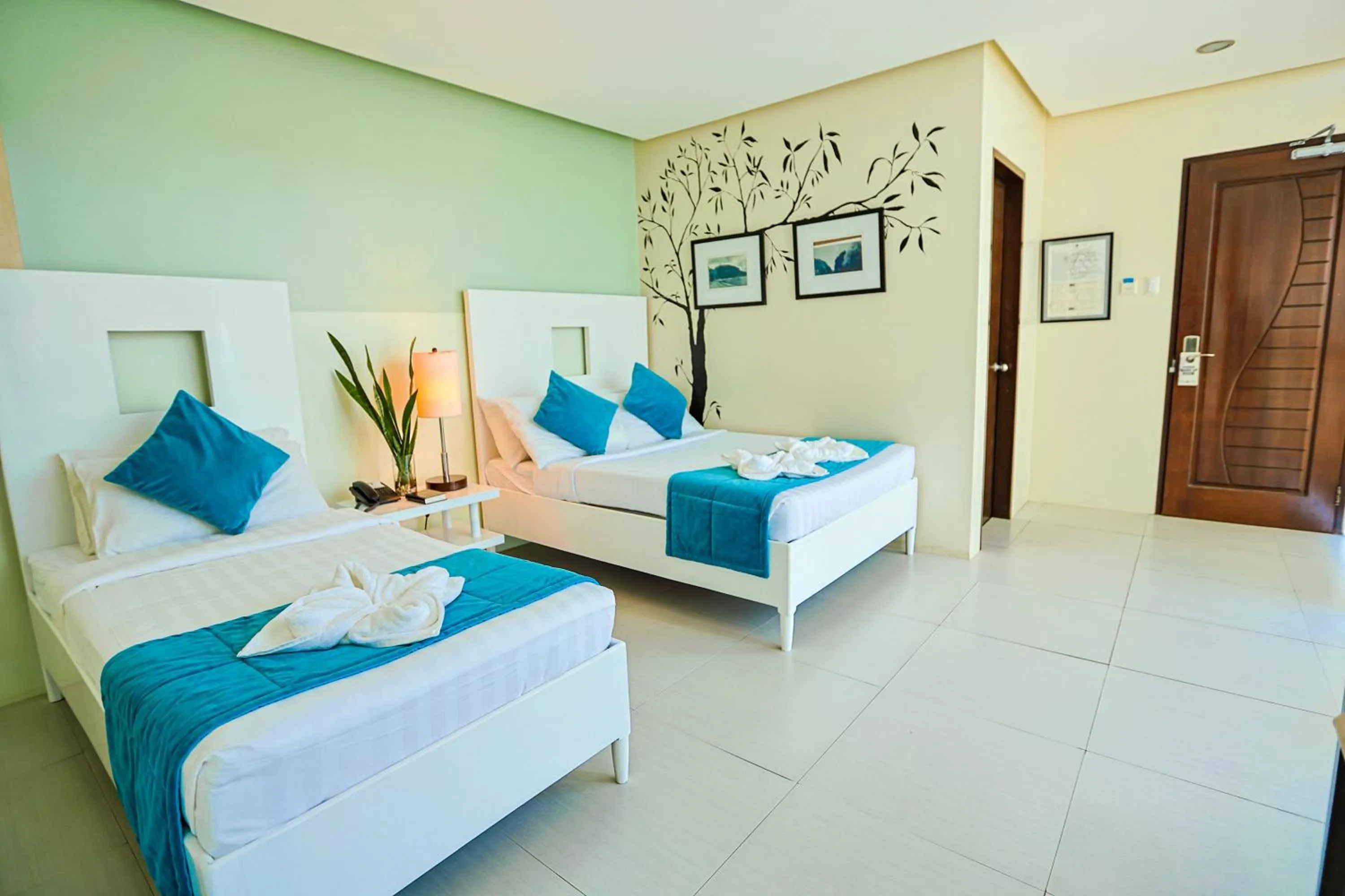 Photo of the whole room, Bed in Holiday Suites Business District - formerly Empire Suites Hotel