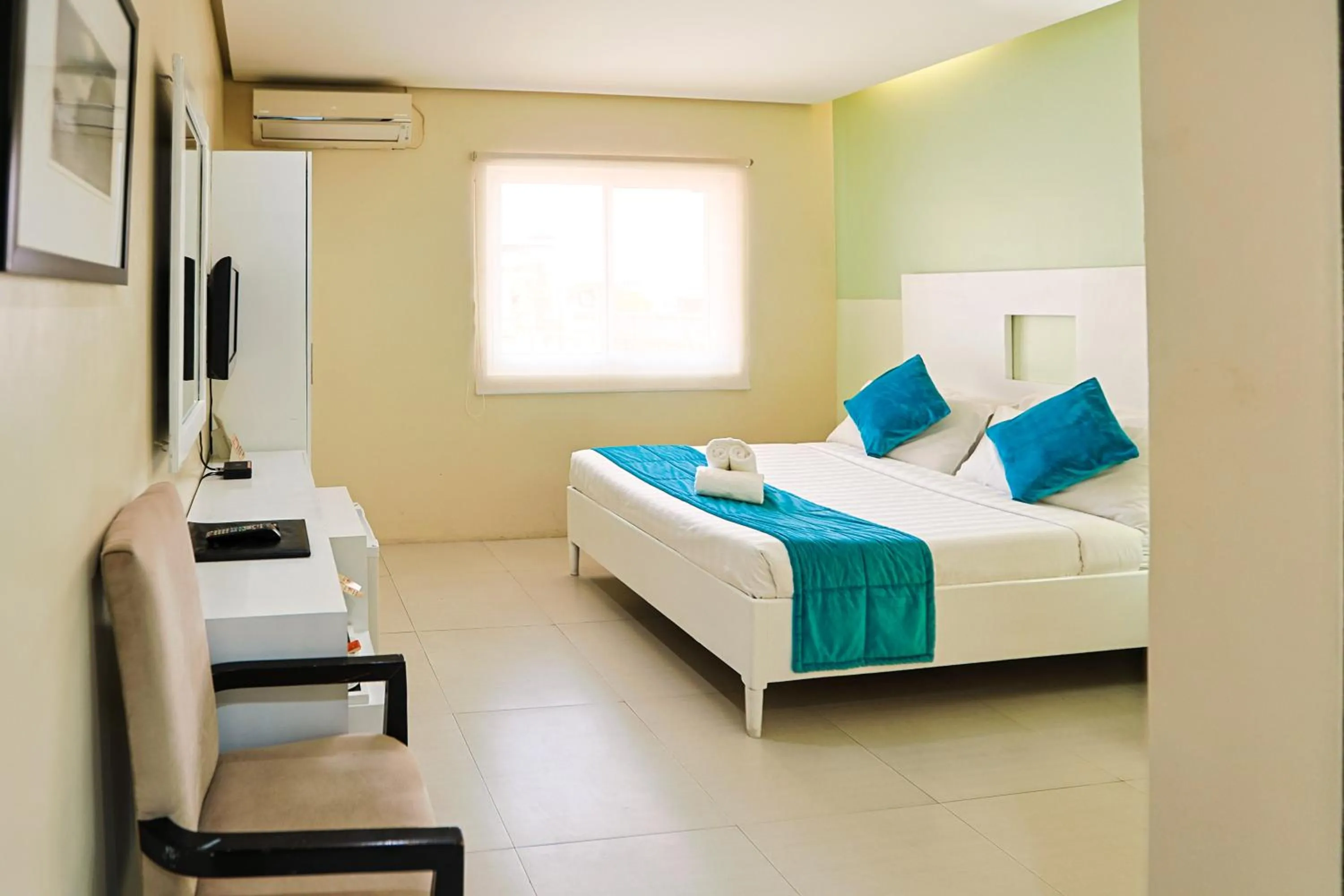 Photo of the whole room, Bed in Holiday Suites Business District - formerly Empire Suites Hotel