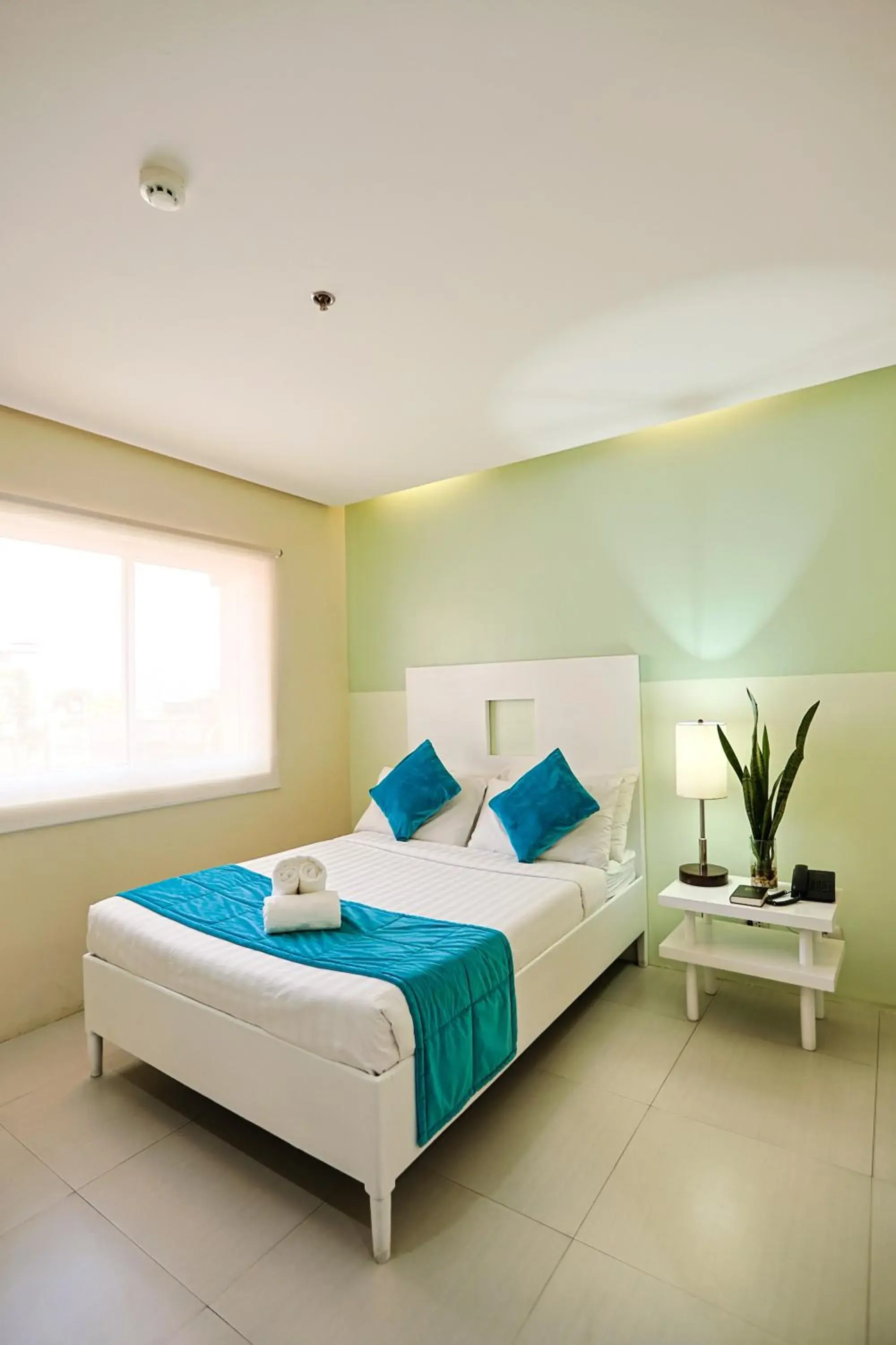 Bed in Holiday Suites Business District - formerly Empire Suites Hotel Bed in Holiday Suites Business District - formerly Empire Suites Hotel