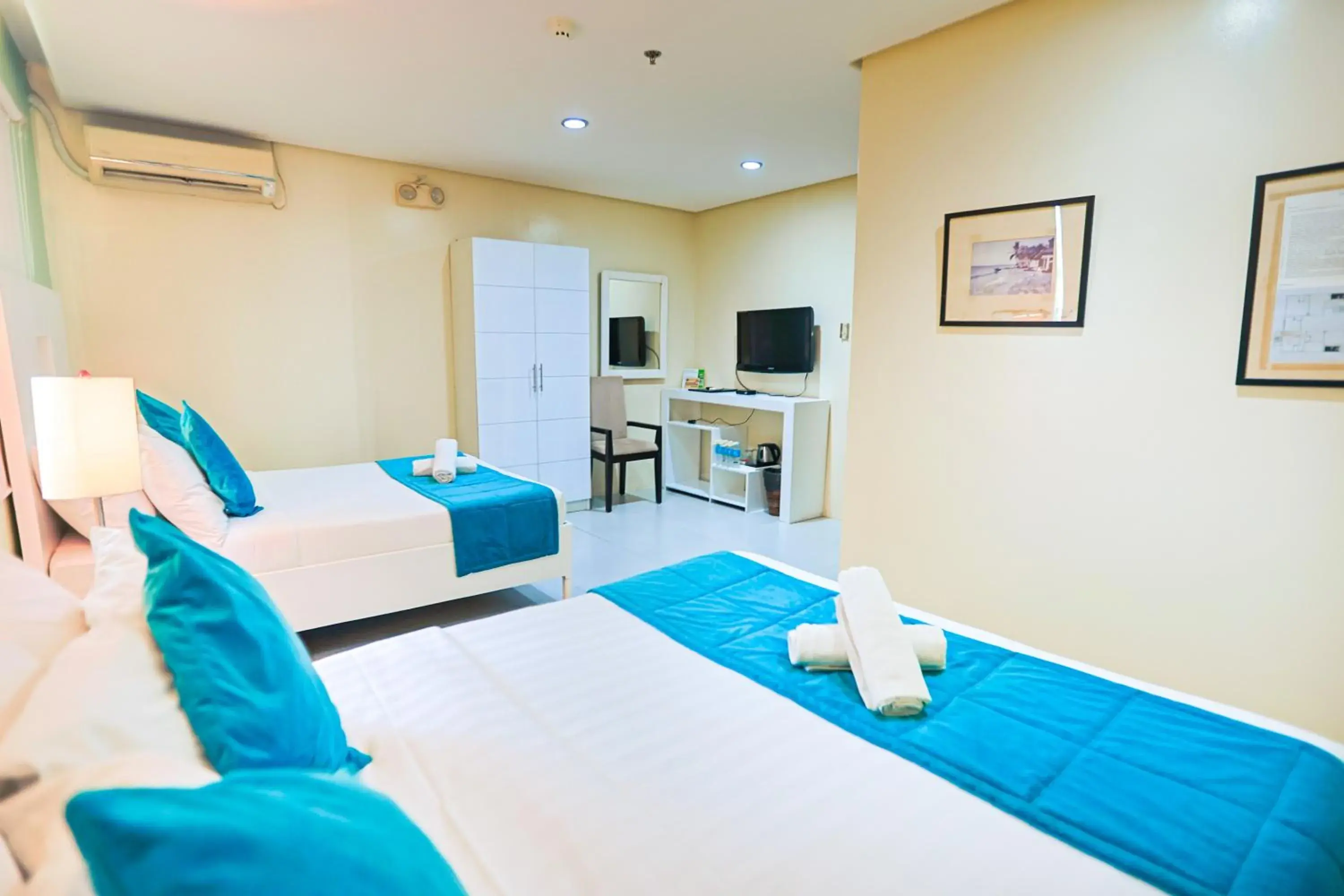 Photo of the whole room, Bed in Holiday Suites Business District - formerly Empire Suites Hotel Photo of the whole room, Bed in Holiday Suites Business District - formerly Empire Suites Hotel