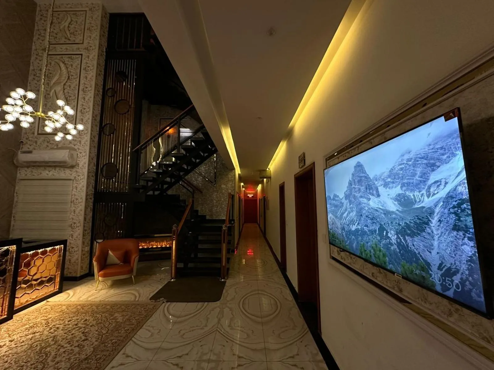 Communal lounge/ TV room in Multan Swiss Hotel