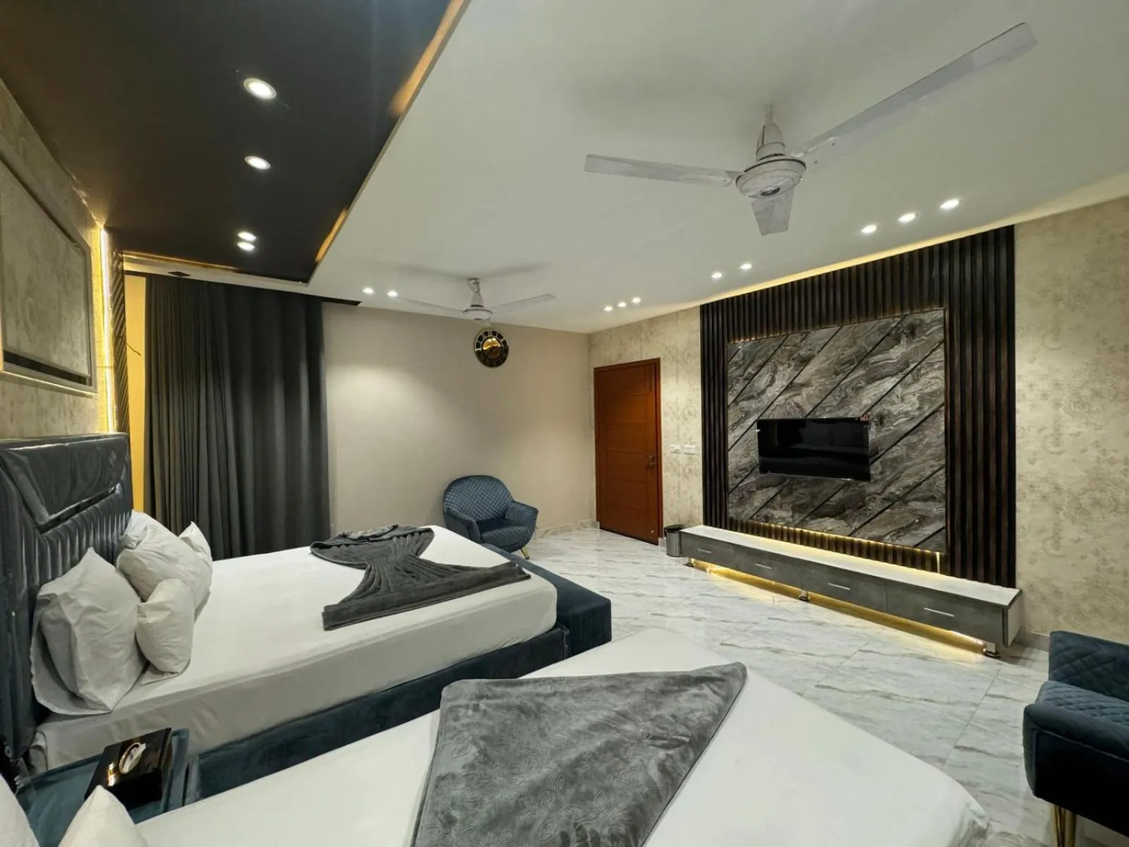 Bedroom, Bed in Multan Swiss Hotel