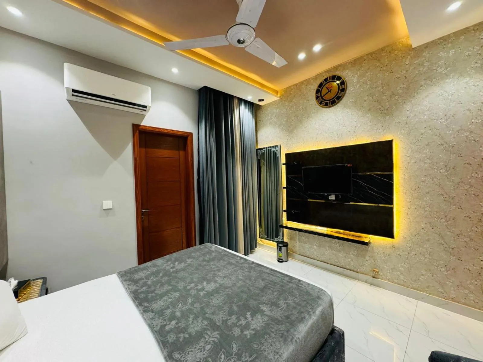 Bedroom, Bed in Multan Swiss Hotel
