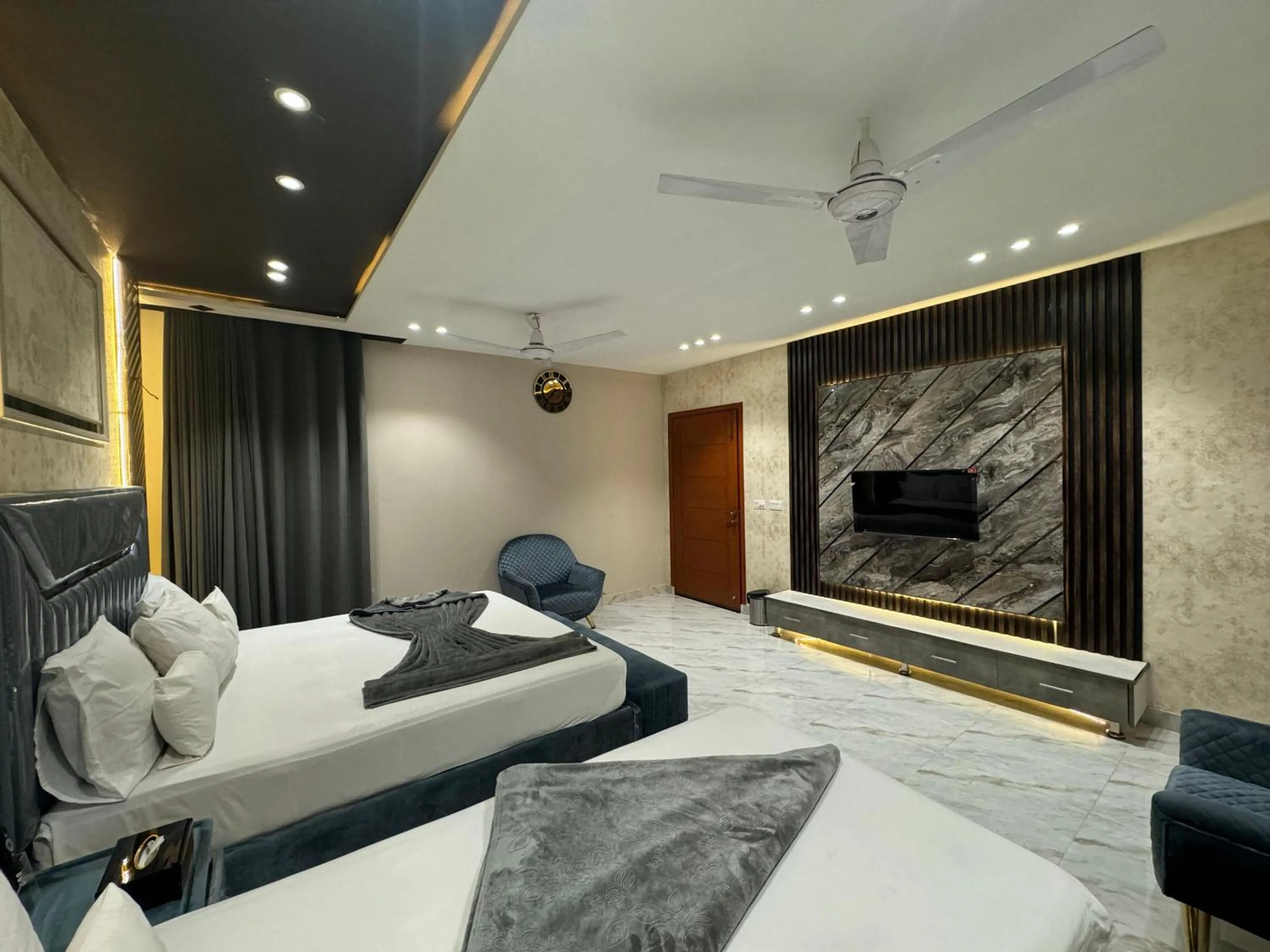 Bedroom, Bed in Multan Swiss Hotel