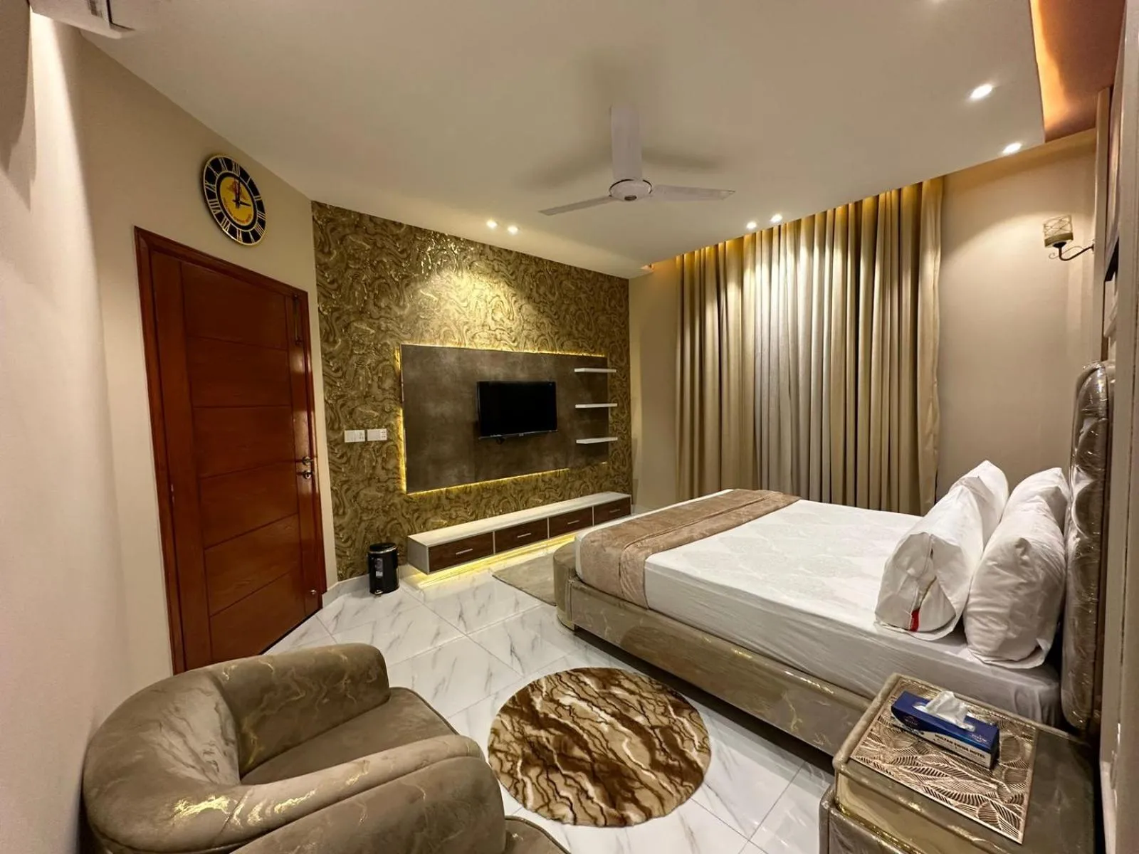 Living room, Bed in Multan Swiss Hotel
