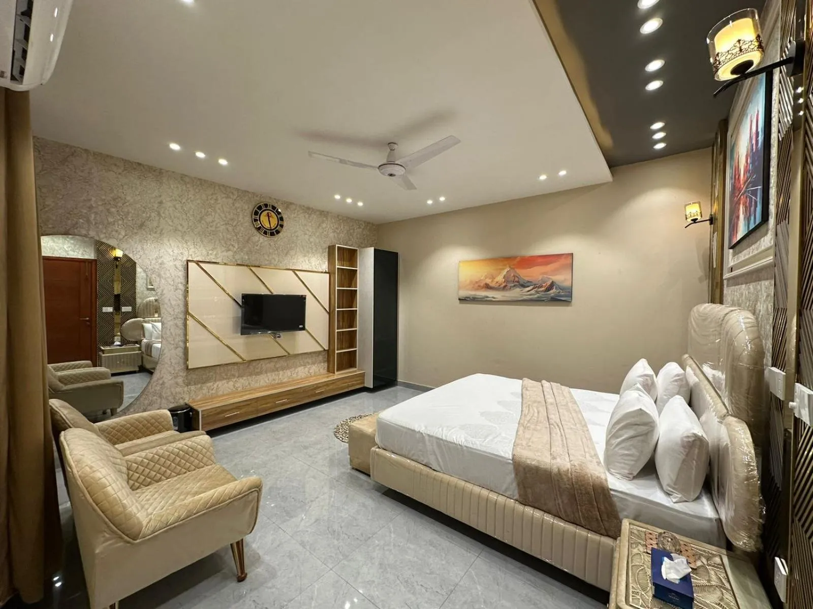 Communal lounge/ TV room, Bed in Multan Swiss Hotel
