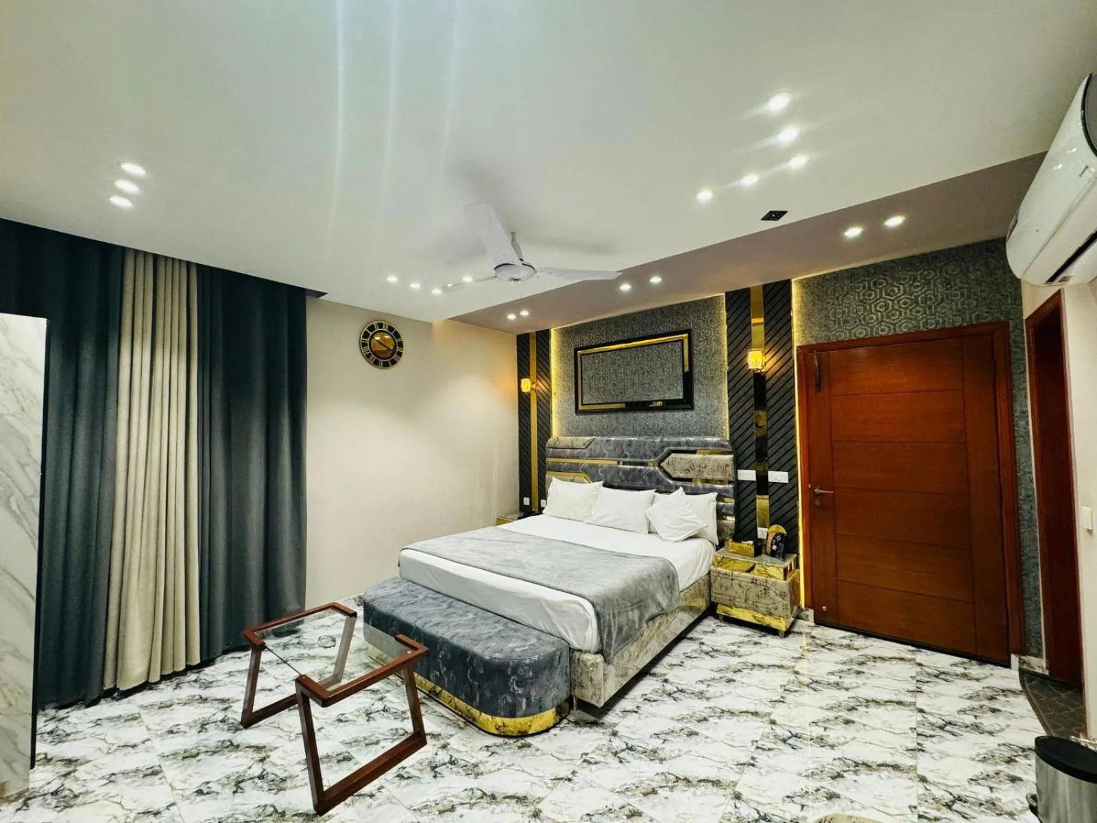 Bedroom, Bed in Multan Swiss Hotel