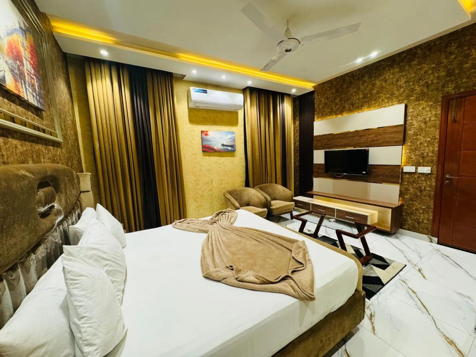 Bedroom, Bed in Multan Swiss Hotel