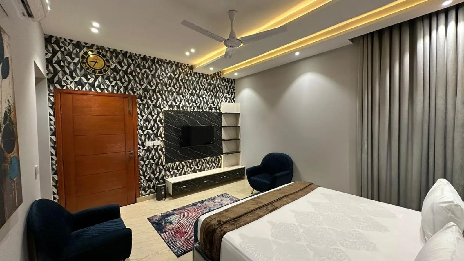 TV and multimedia, Bed in Multan Swiss Hotel