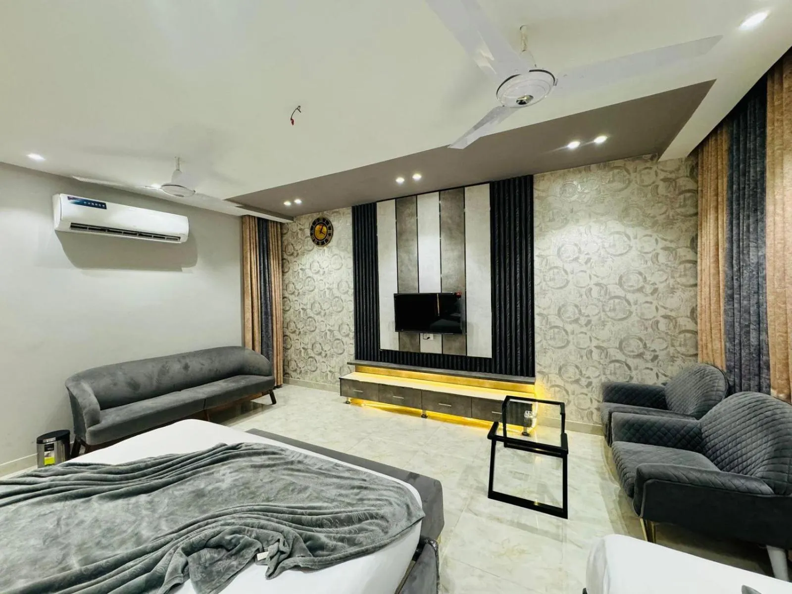 Bedroom, Bed in Multan Swiss Hotel