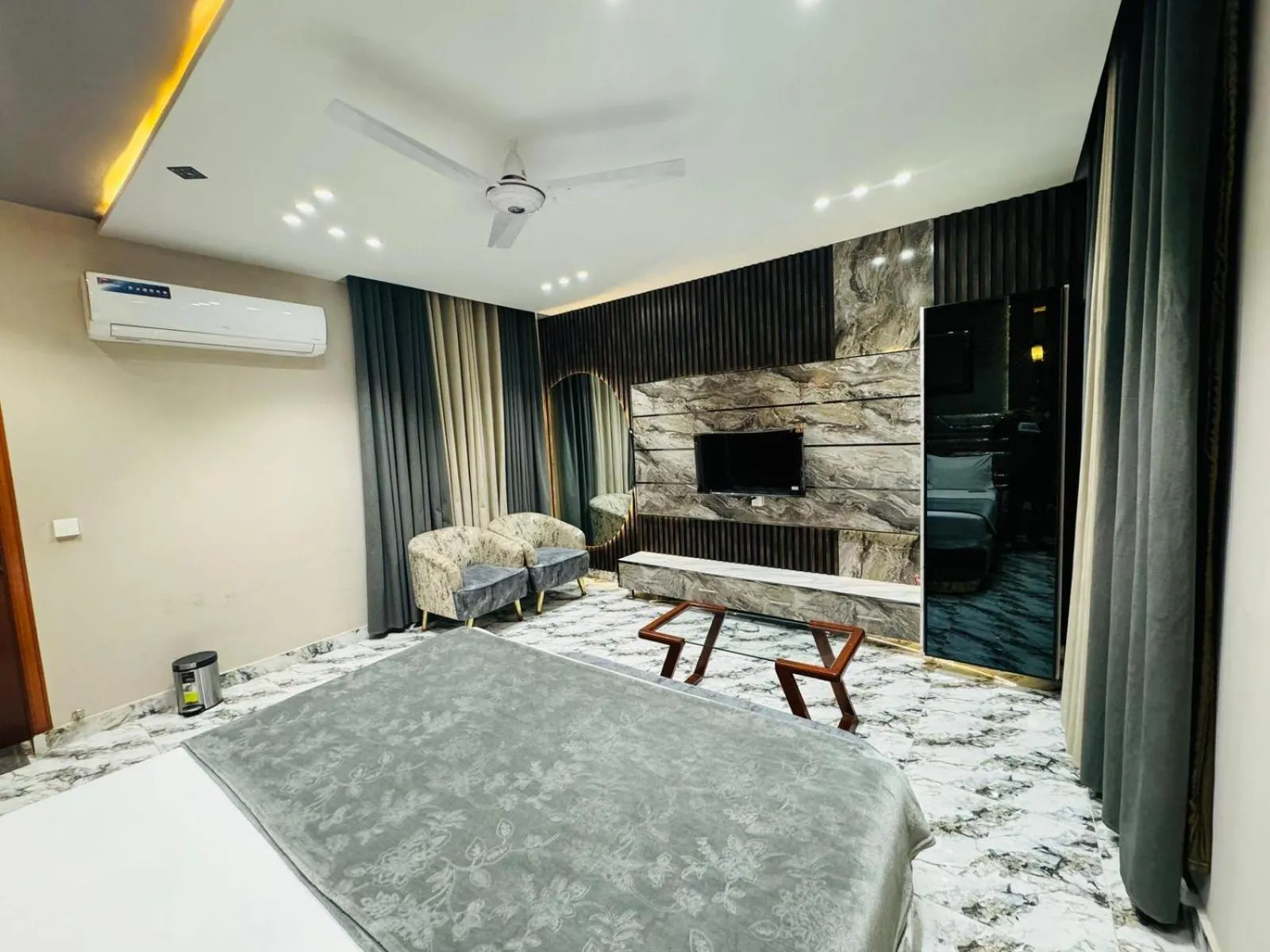 Bedroom, Bed in Multan Swiss Hotel