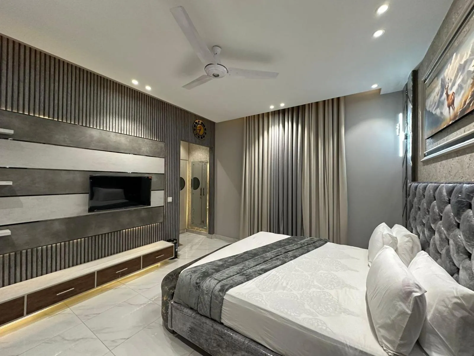 TV and multimedia, Bed in Multan Swiss Hotel
