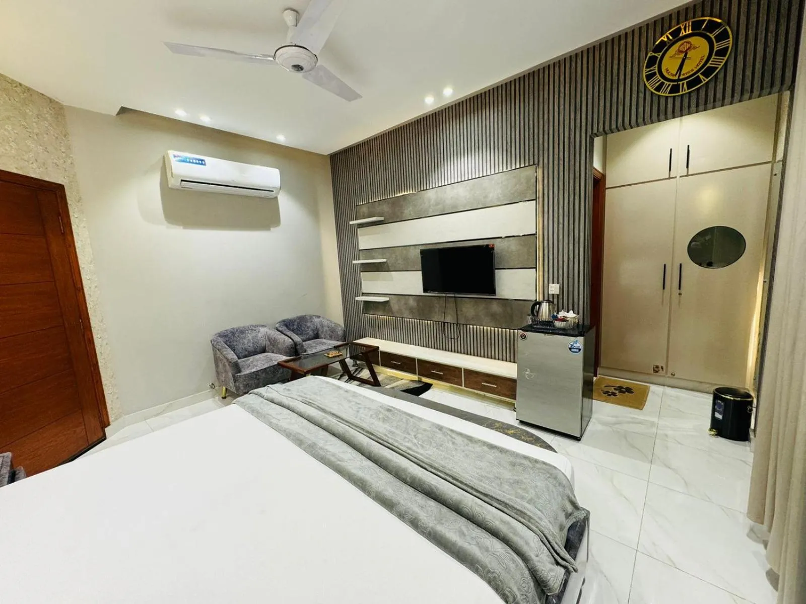 Bedroom, Bed in Multan Swiss Hotel