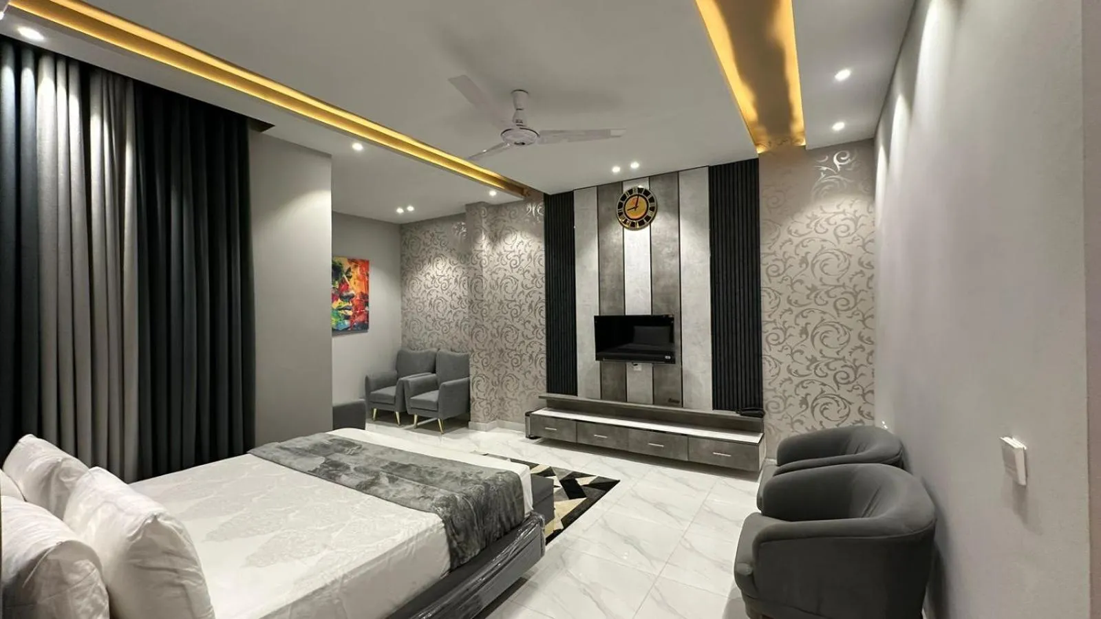 Living room, Bed in Multan Swiss Hotel