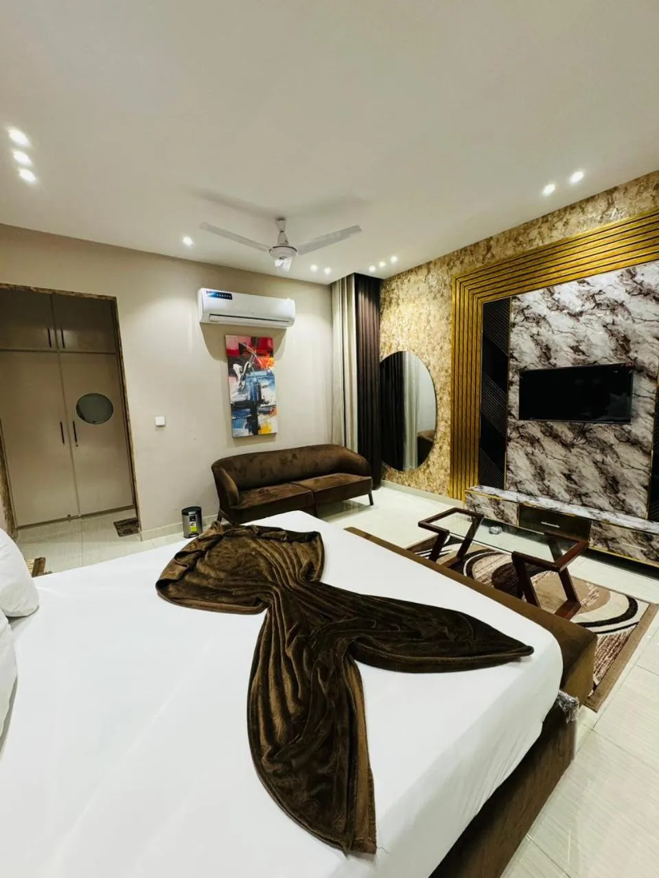 Bedroom, Bed in Multan Swiss Hotel