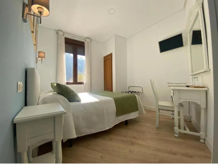 TV and multimedia, Bed in Eco Hotel Toledo