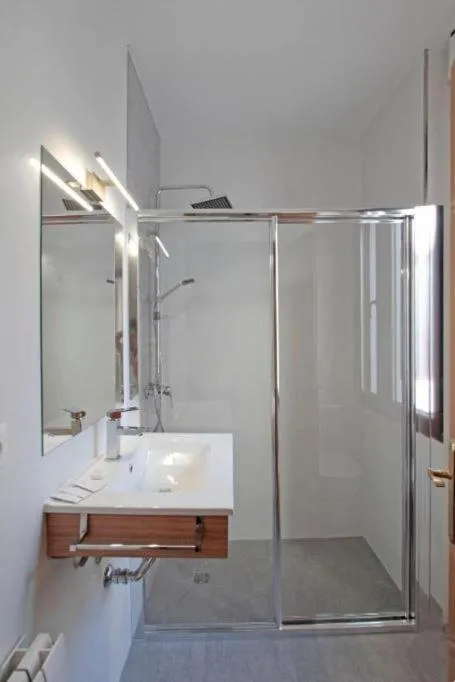 Shower in Eco Hotel Toledo