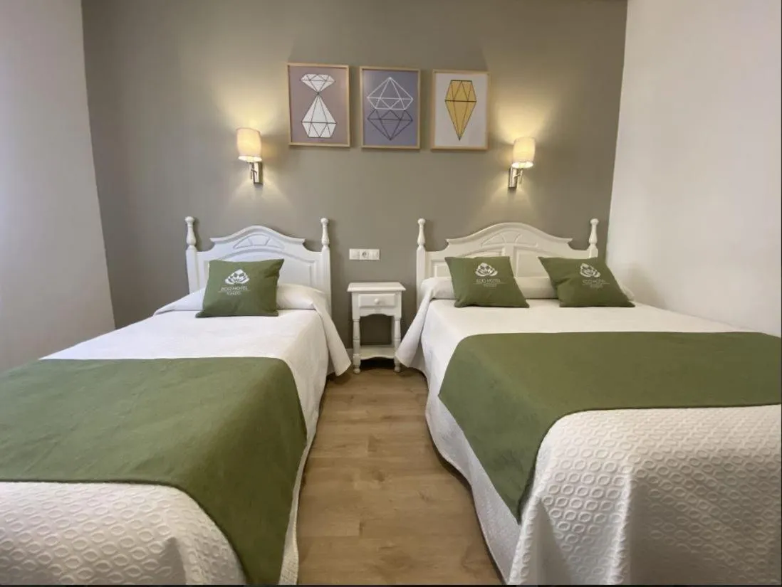 Mountain view, Bed in Eco Hotel Toledo