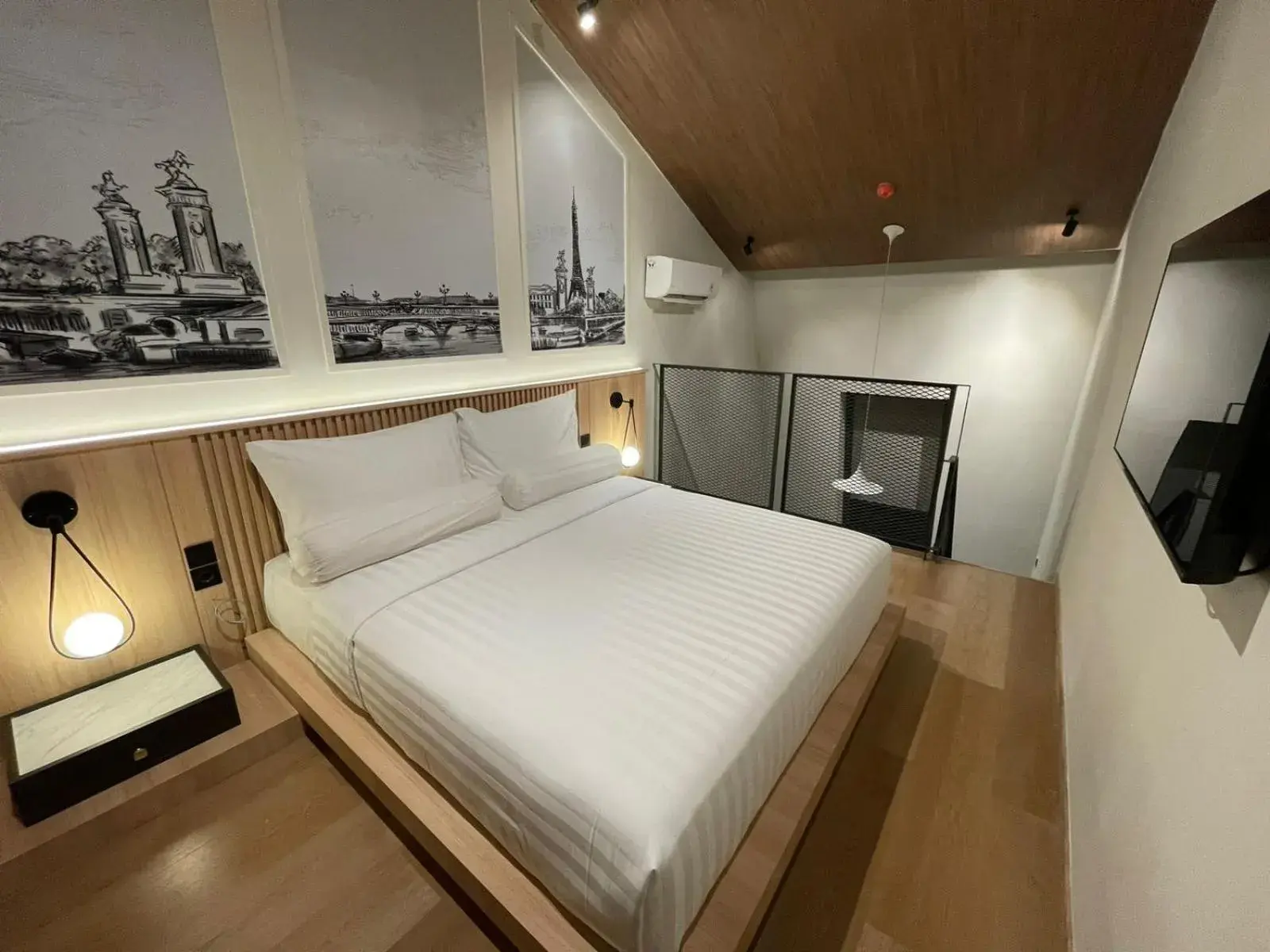 Photo of the whole room, Bed in Luxeur Jakarta - Setiabudi Photo of the whole room, Bed in Luxeur Jakarta - Setiabudi