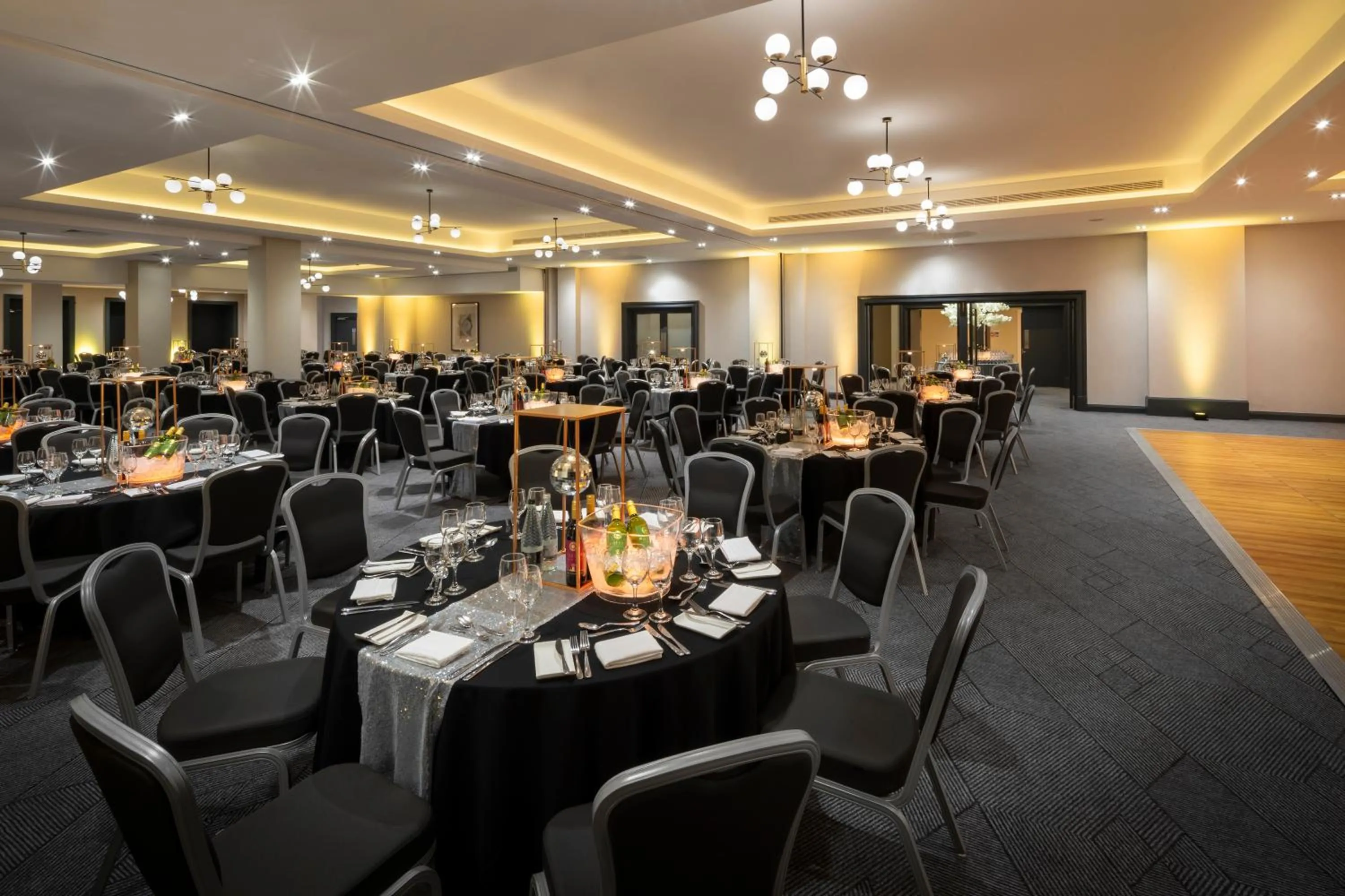 Dining area in Crowne Plaza Stratford-upon-Avon by IHG