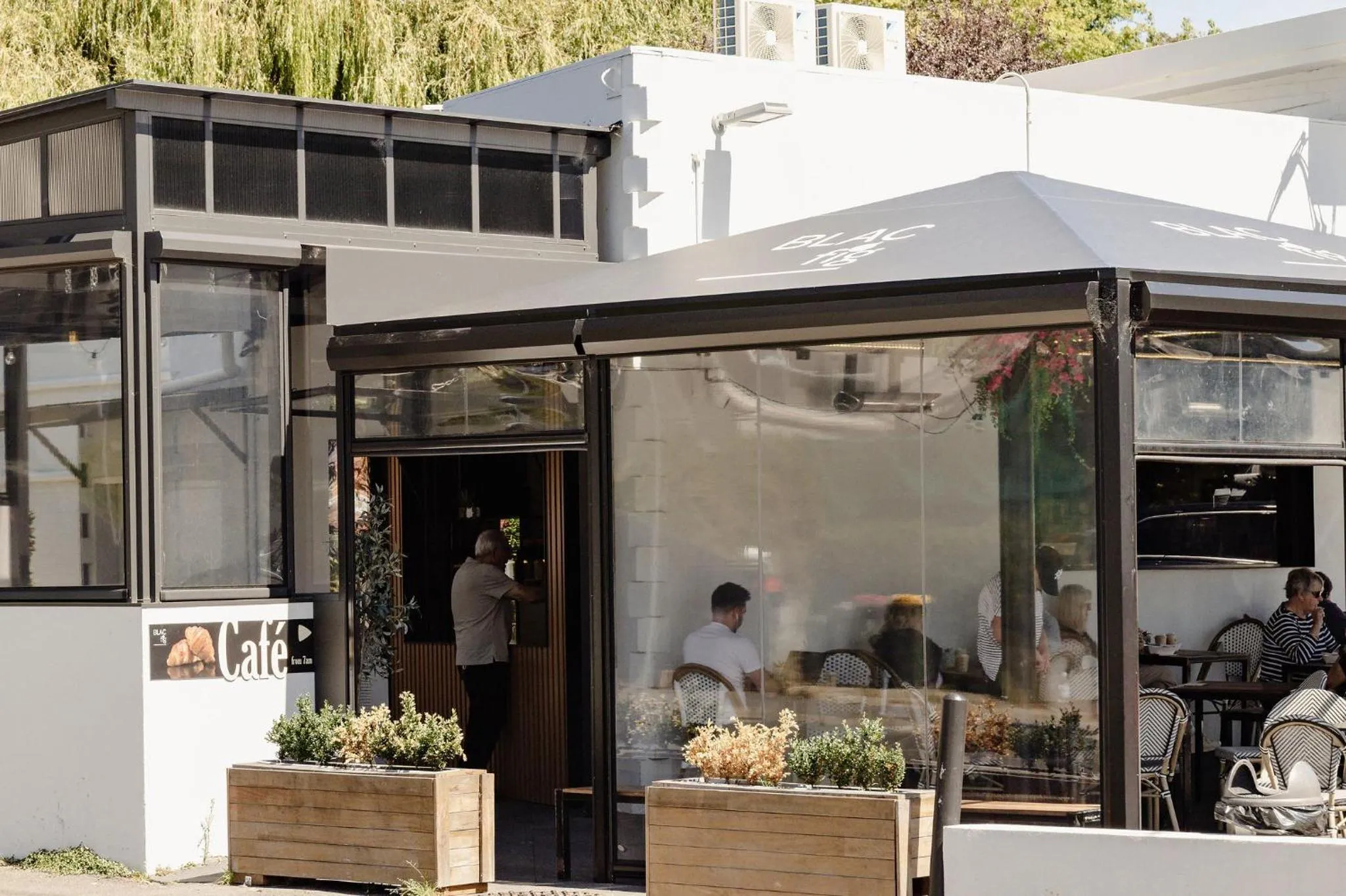 Restaurant/places to eat in Maison del Mar