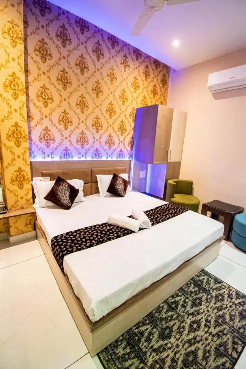 Bedroom, Bed in Hotel 7 PM Bedroom, Bed in Hotel 7 PM