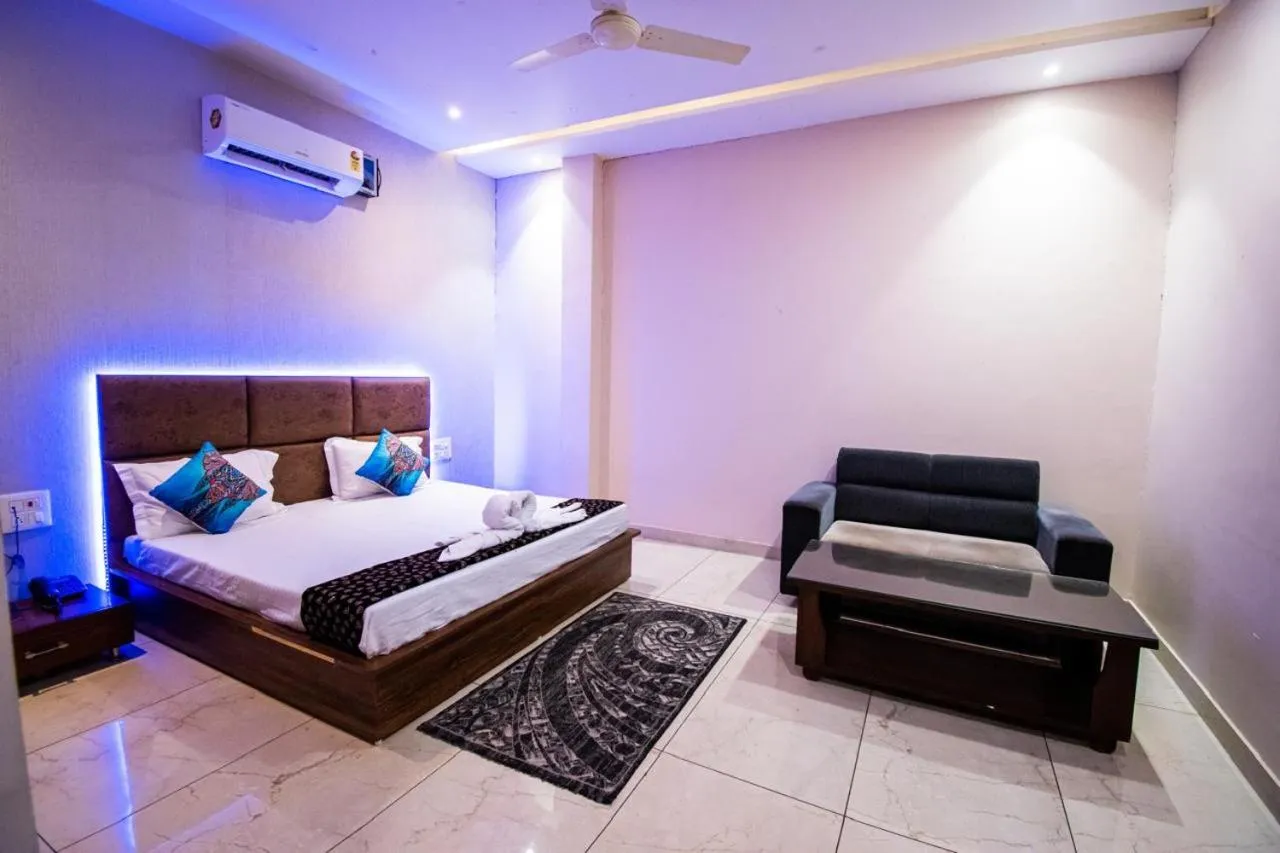 Seating area, Bed in Hotel 7 PM