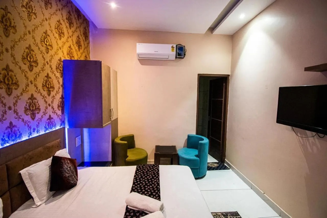 Seating area, Bed in Hotel 7 PM