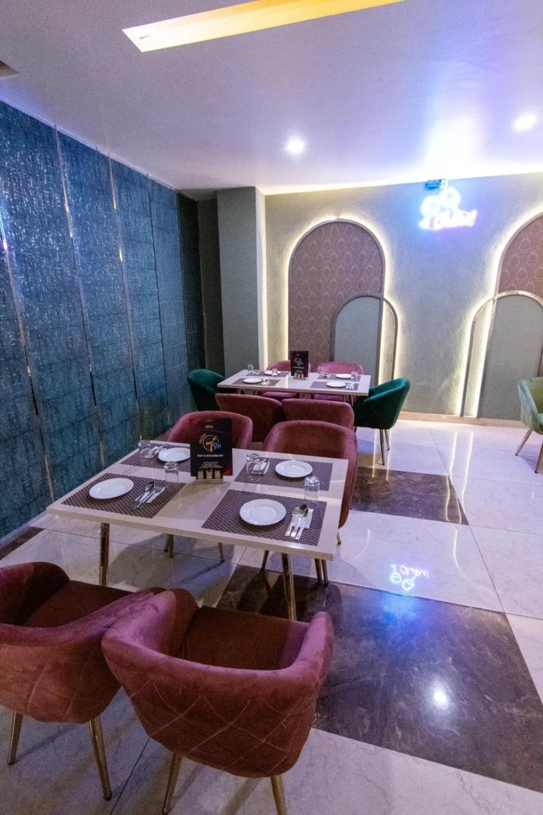 Restaurant/places to eat in Hotel 7 PM