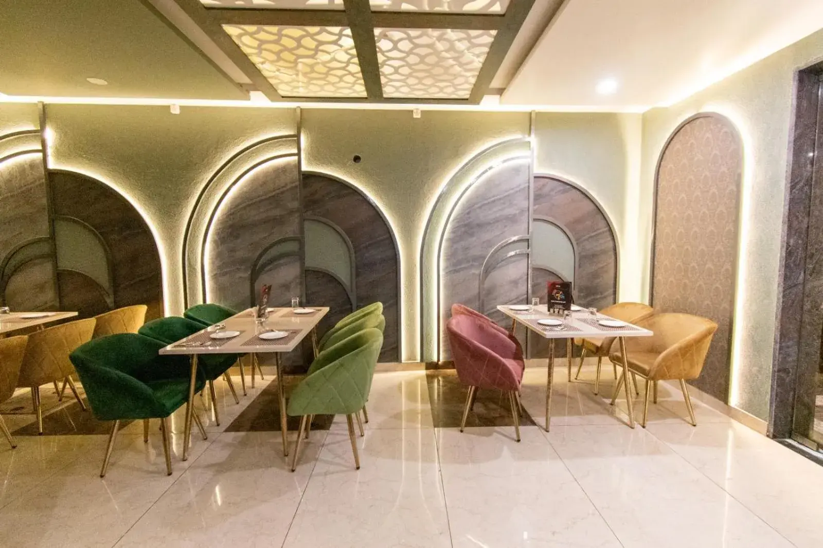 Restaurant/places to eat in Hotel 7 PM Restaurant/places to eat in Hotel 7 PM