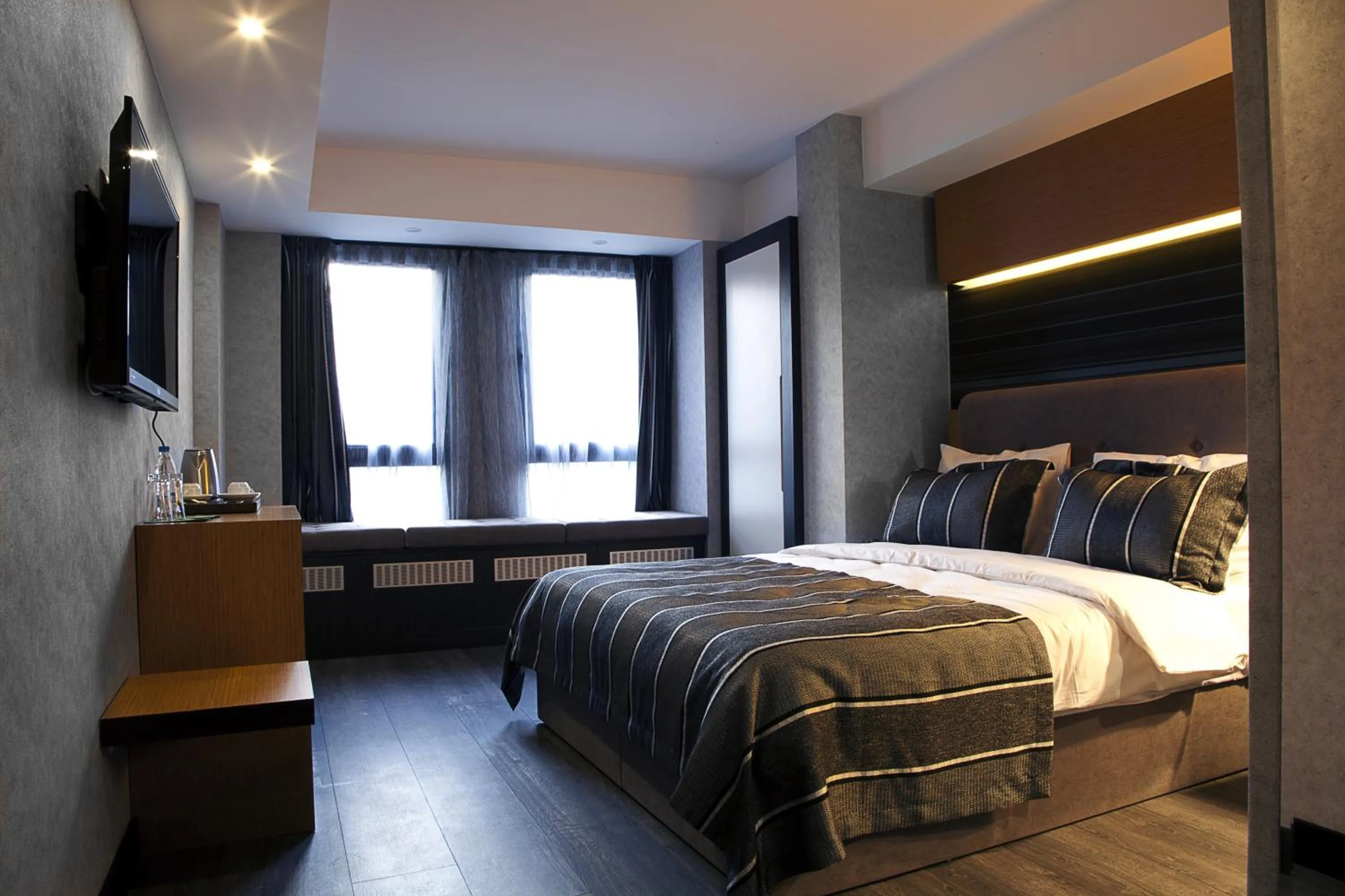 Photo of the whole room, Bed in The Black Hotel