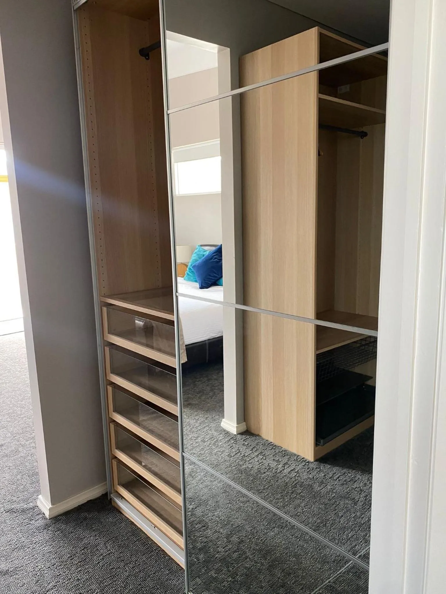 wardrobe, Bed in Maand Up Fremantle
