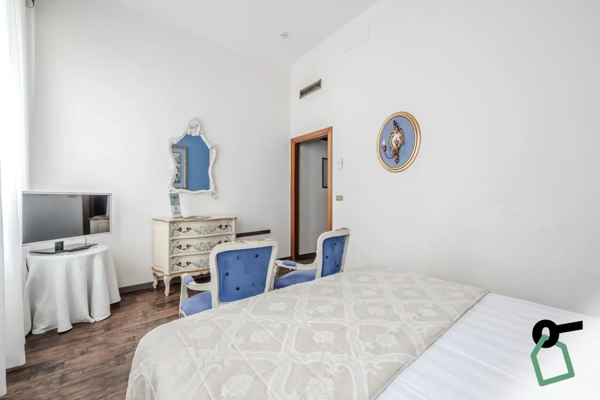 TV and multimedia, Bed in HOTIDAY Room Collection - Venezia Santa Lucia TV and multimedia, Bed in HOTIDAY Room Collection - Venezia Santa Lucia